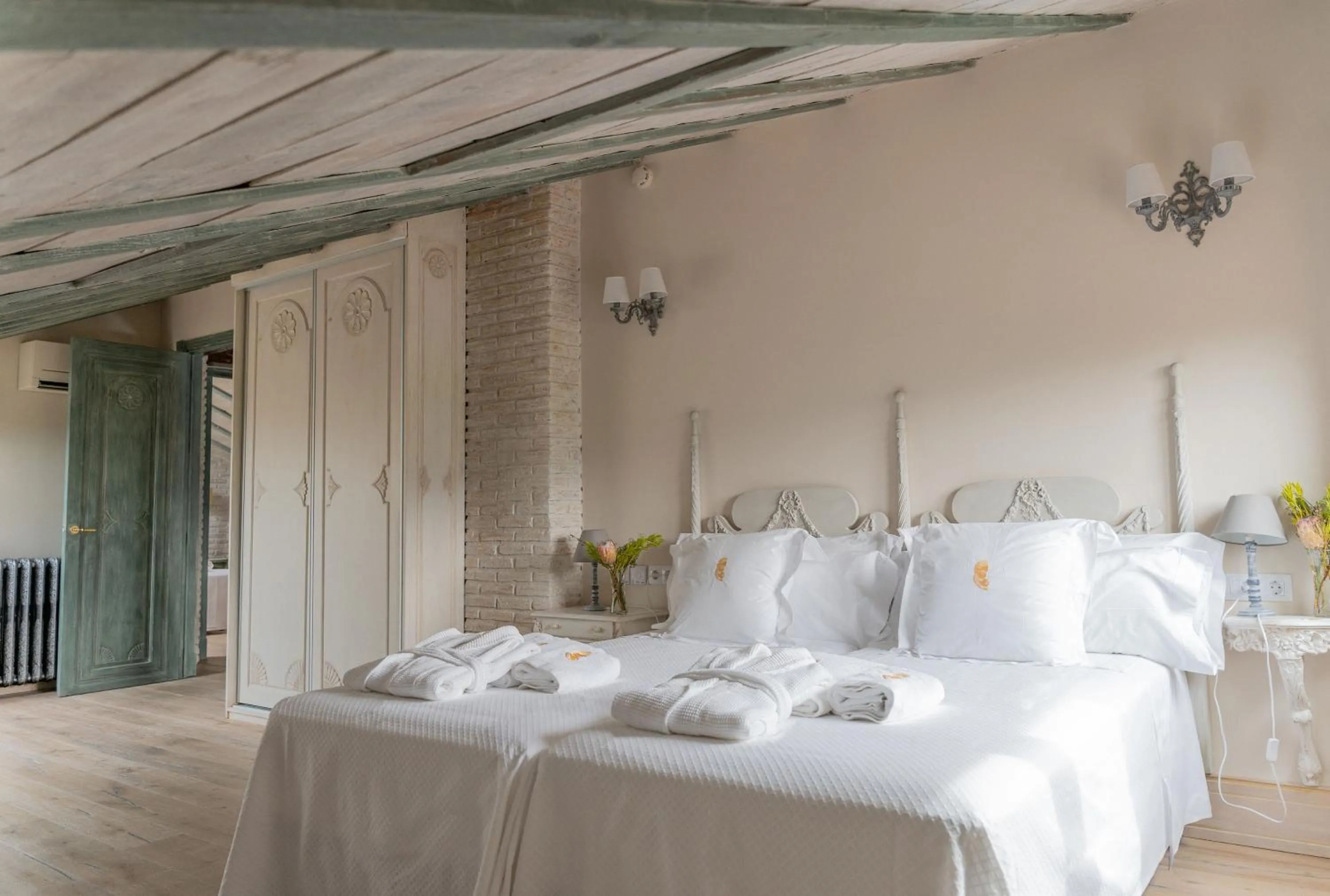 Photo of the whole room, Bed in La Corrala del Realejo