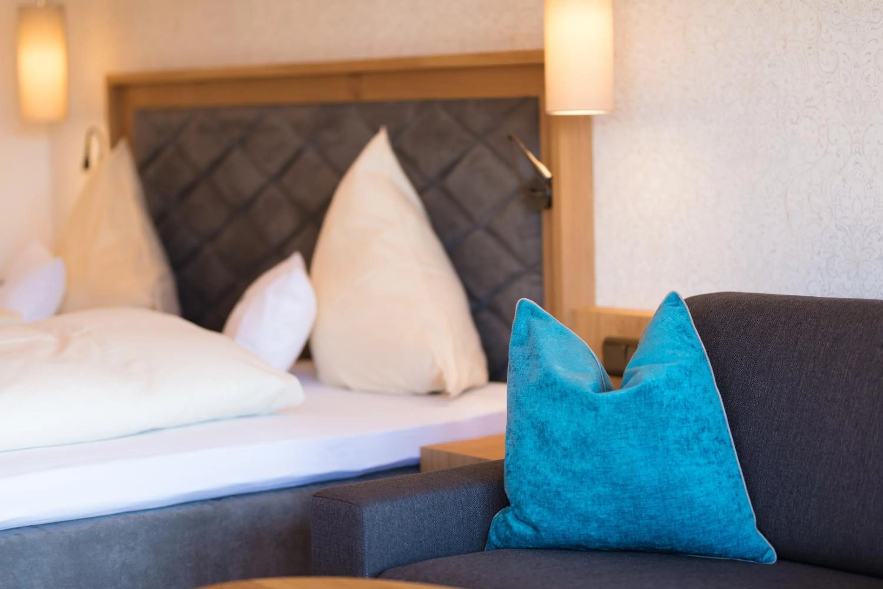 Seating area, Bed in Garten - Hotel Sallerhof