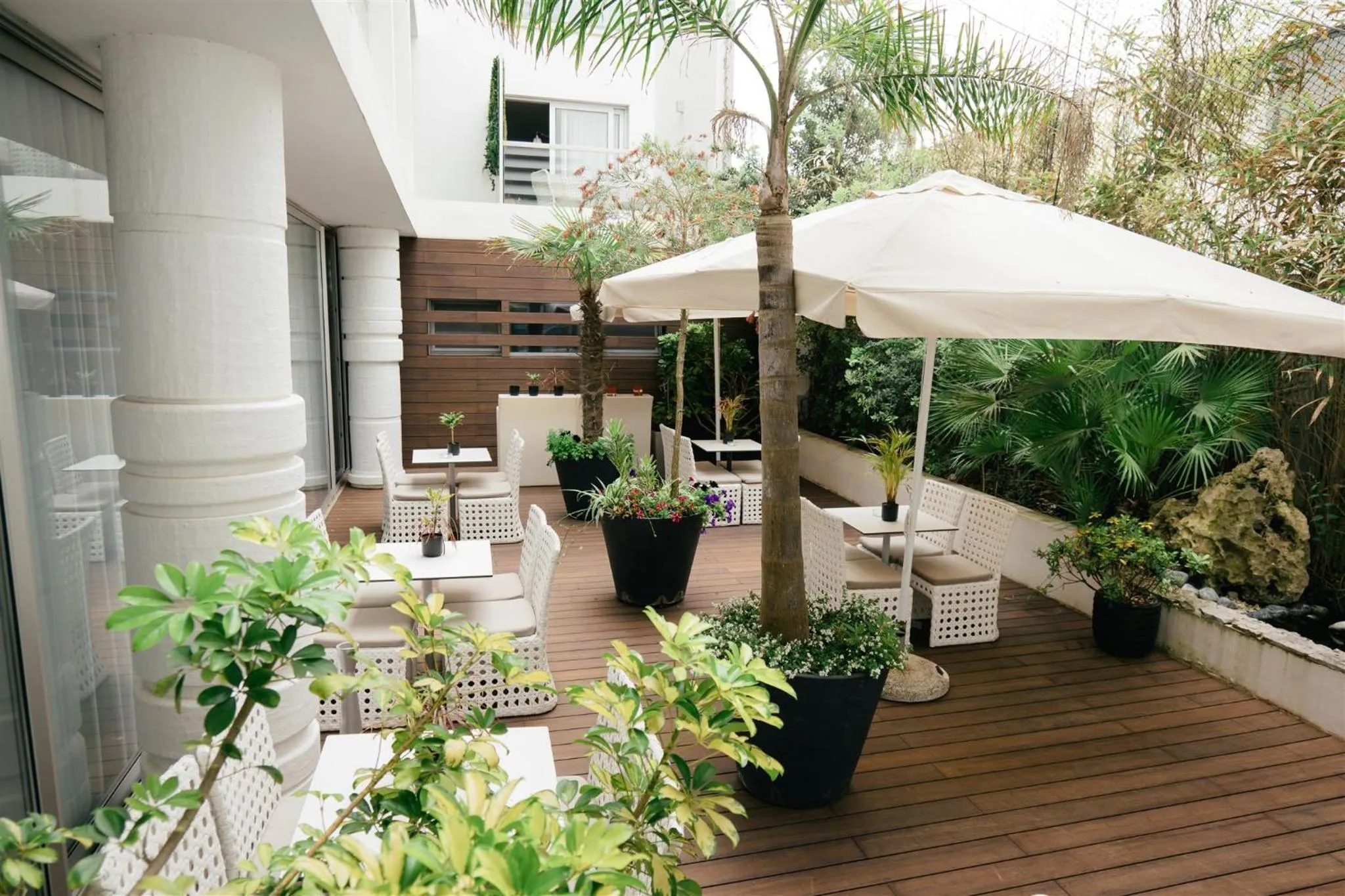 Restaurant/places to eat in Macarico Beach Hotel