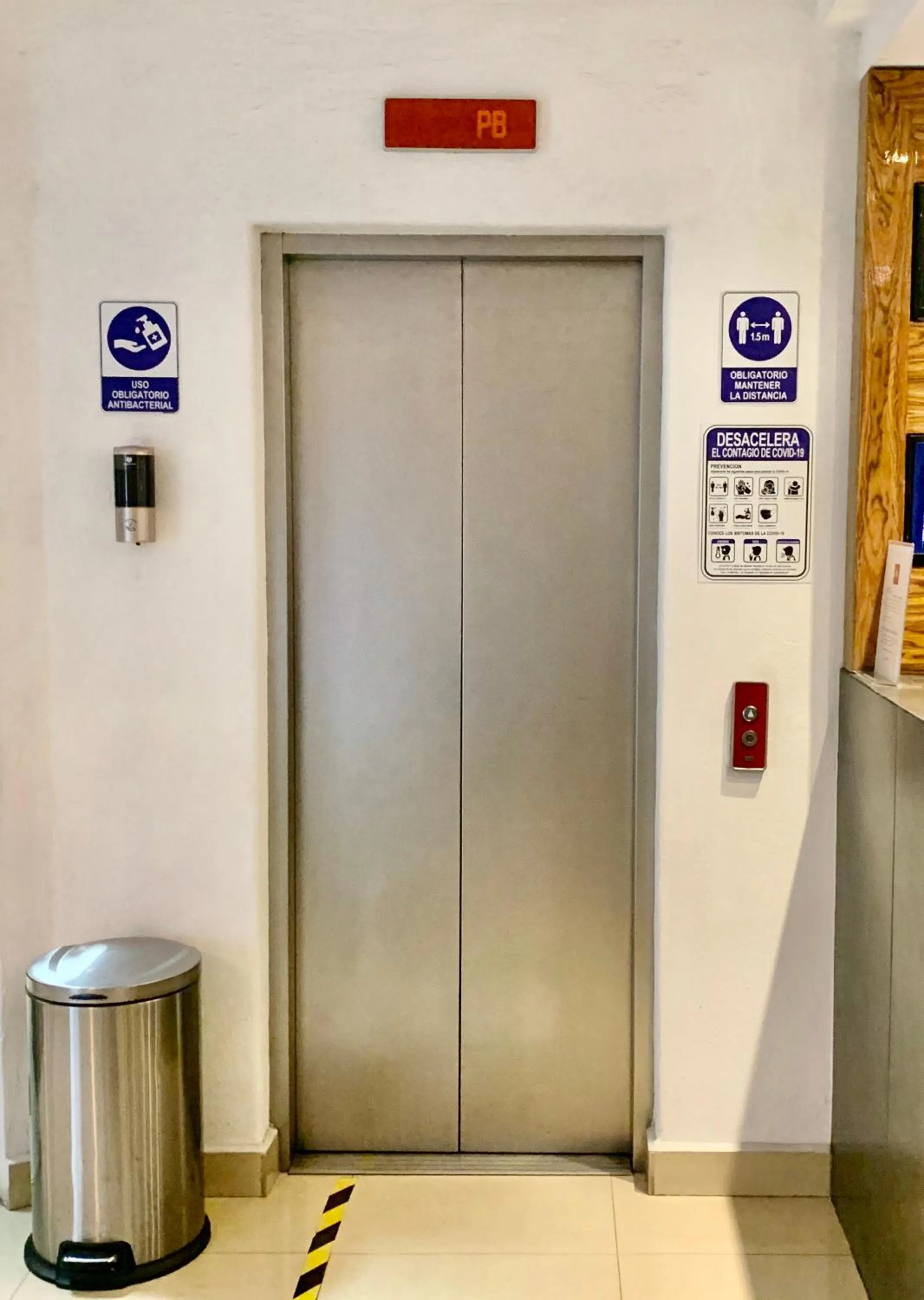 elevator in Hotel Nilo