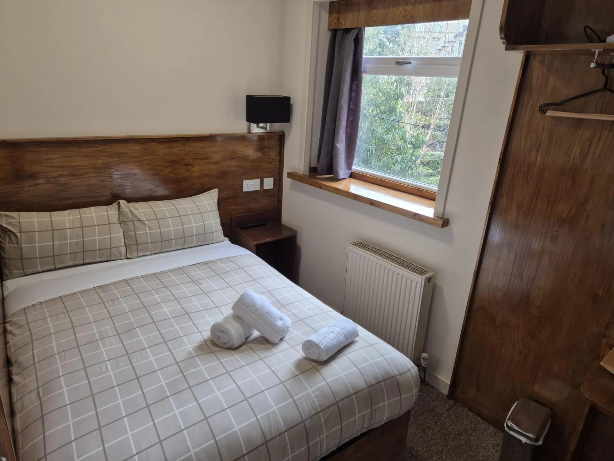 Photo of the whole room, Bed in Glasgow House