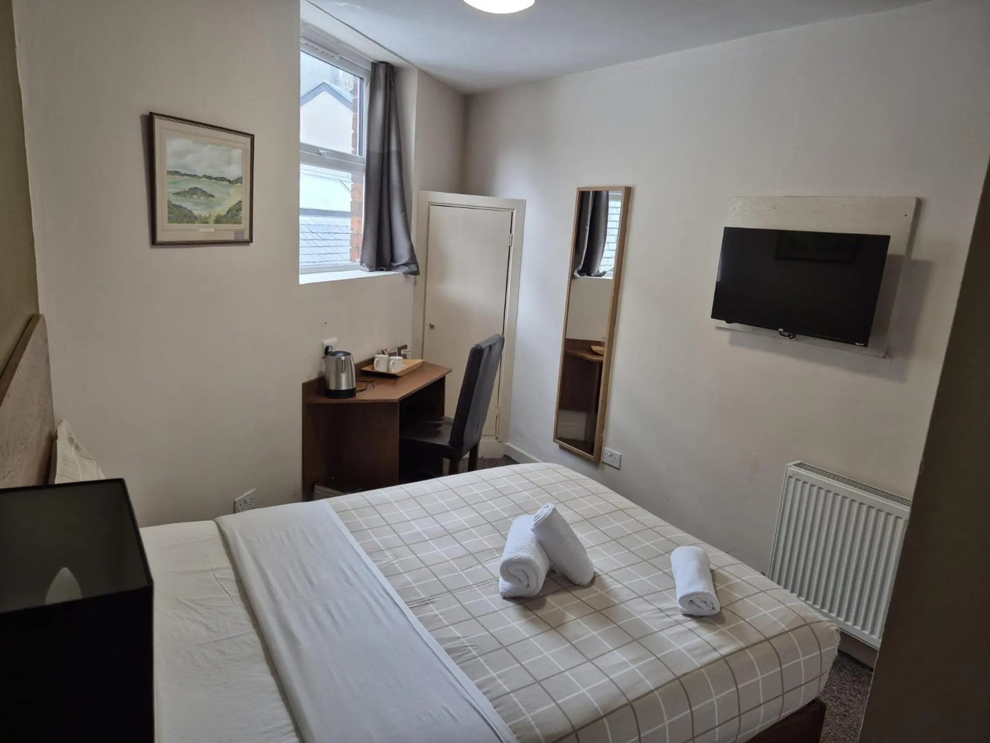 Photo of the whole room, Bed in Glasgow House