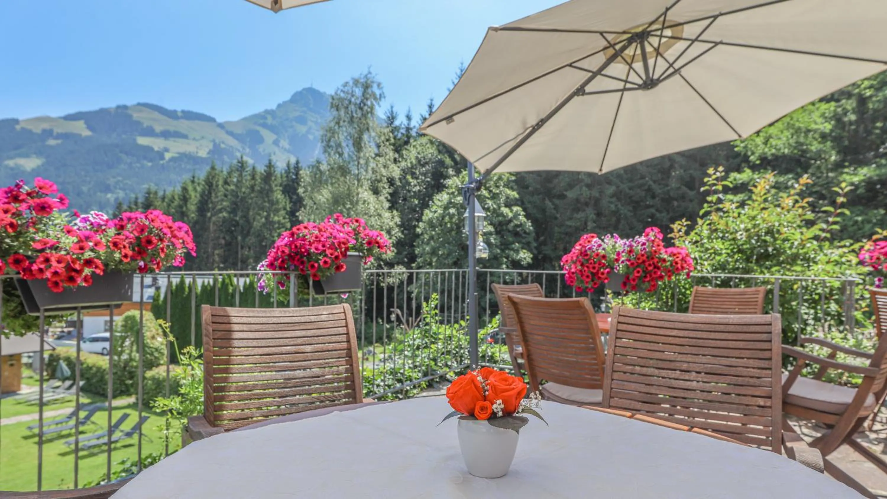 Garden in Gartenhotel Rosenhof bei Kitzbühel
