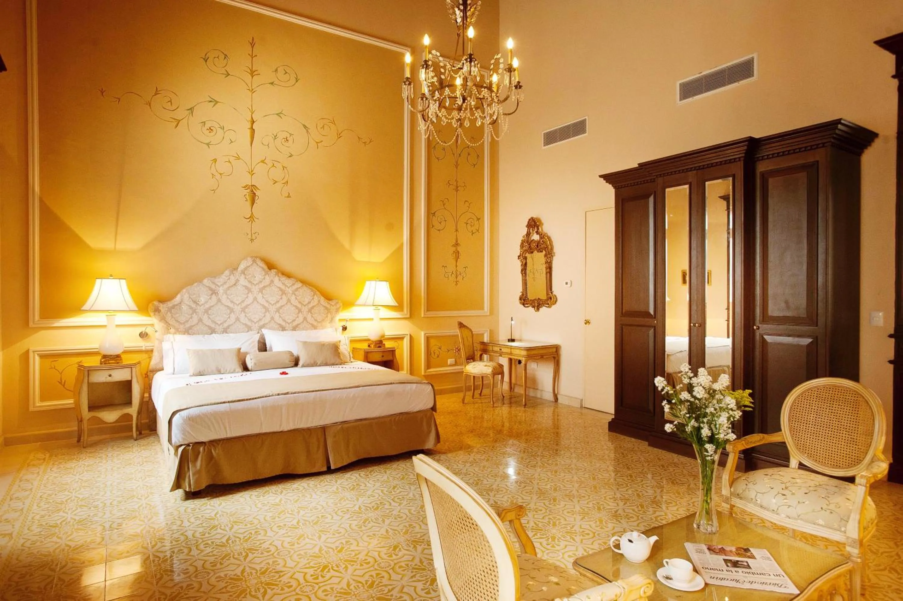 Bed in Mansión Mérida Boutique Hotel - Restaurant