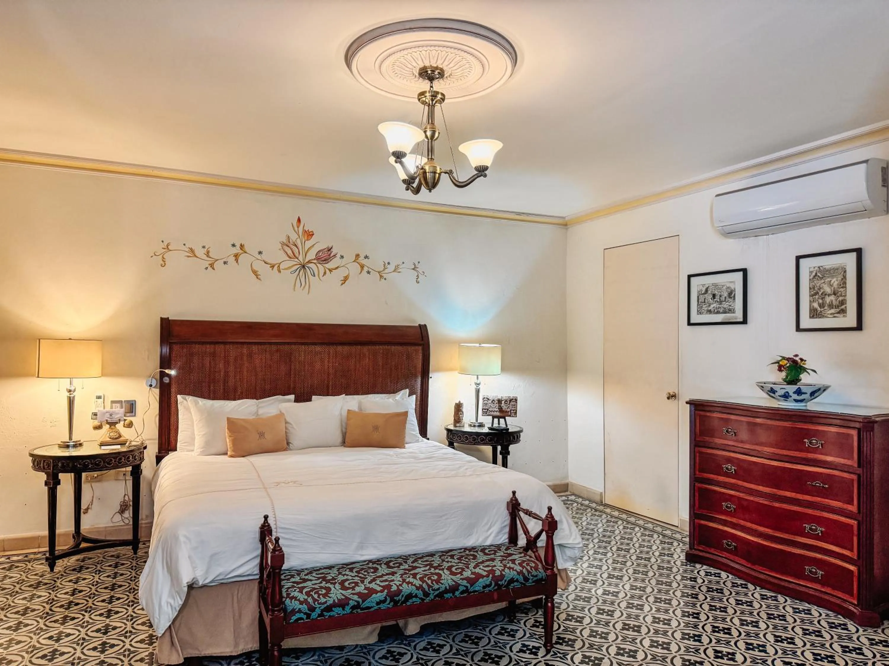 Bed in Mansión Mérida Boutique Hotel - Restaurant