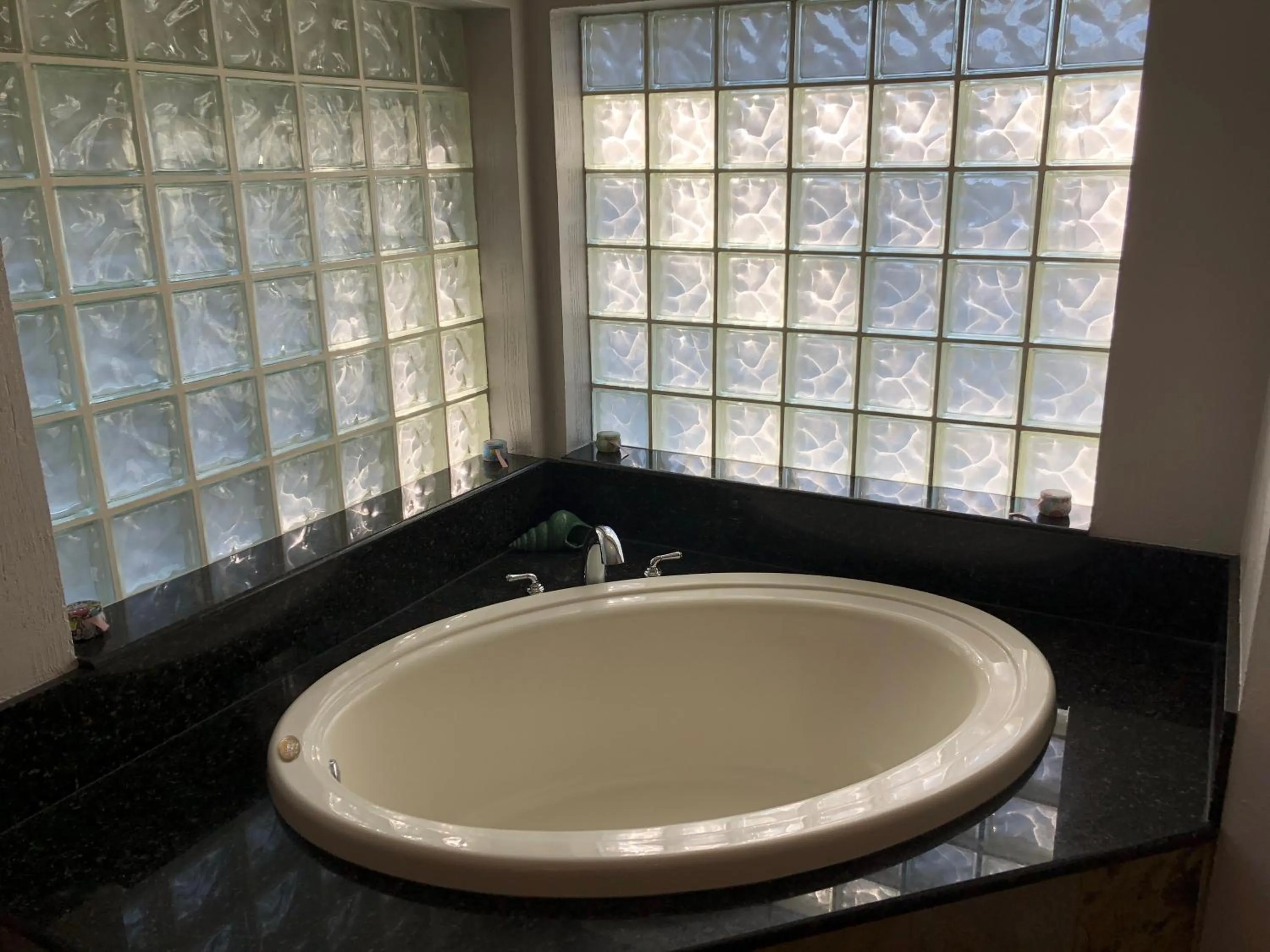 Bath in Tiki Paradise House & pool - 10 min to Beach!