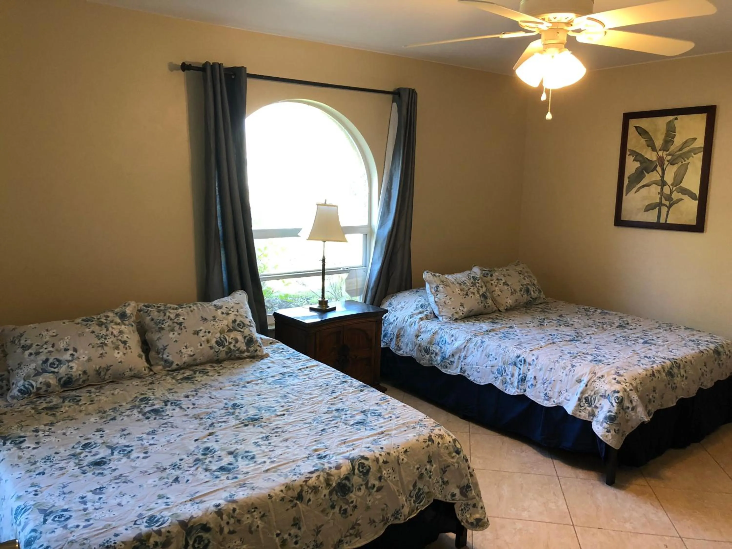 Bedroom, Bed in Tiki Paradise House & pool - 10 min to Beach!