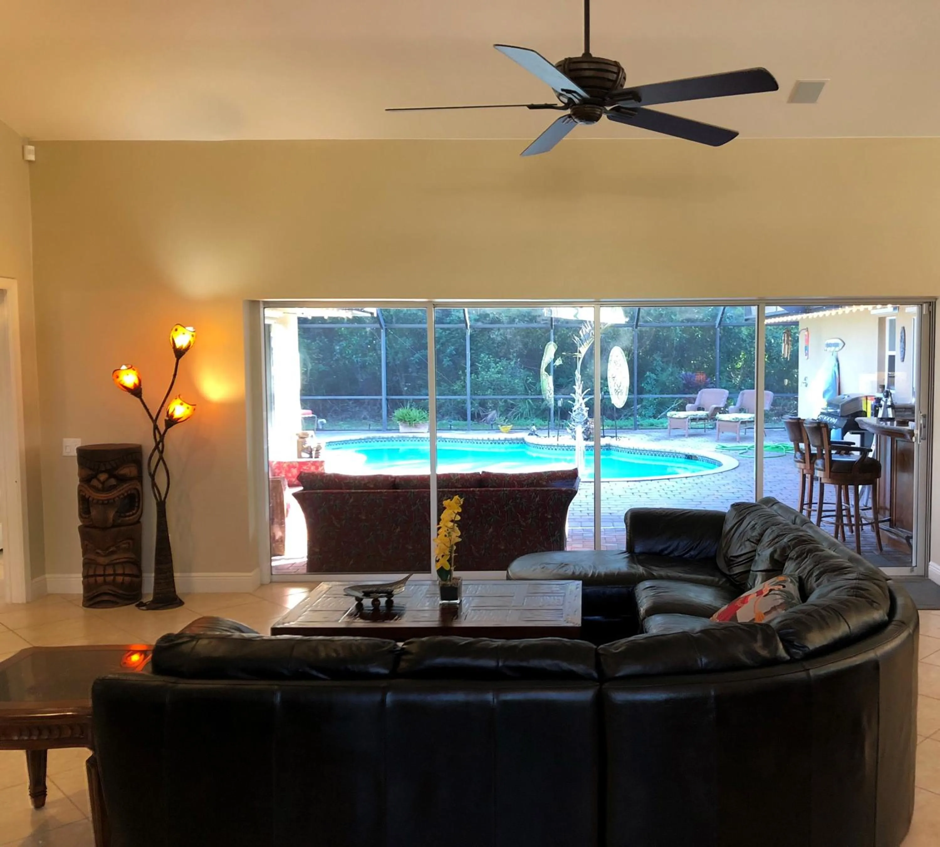 Living room in Tiki Paradise House & pool - 10 min to Beach!
