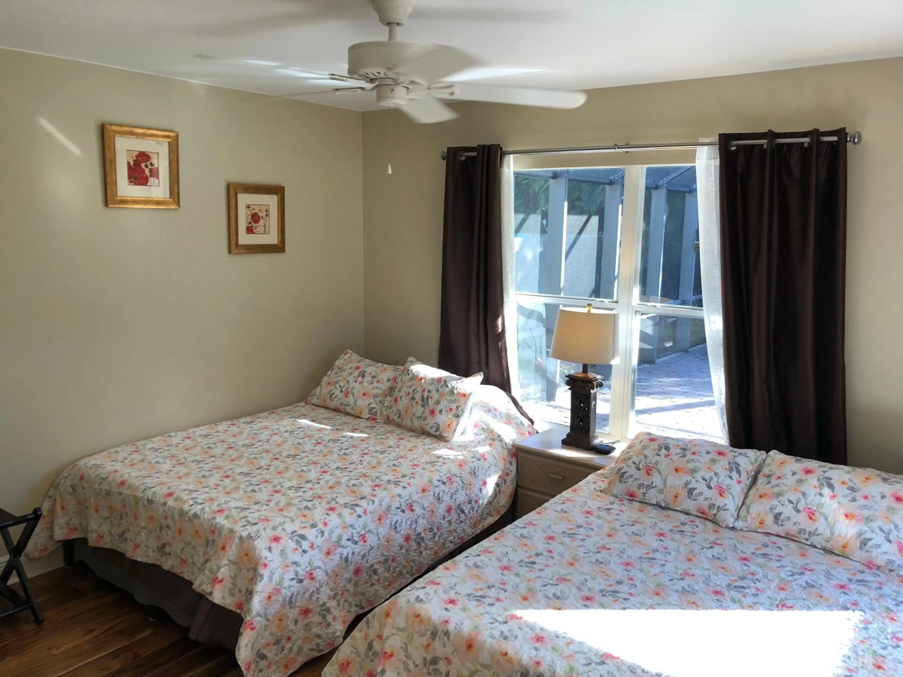 Bedroom, Bed in Tiki Paradise House & pool - 10 min to Beach!