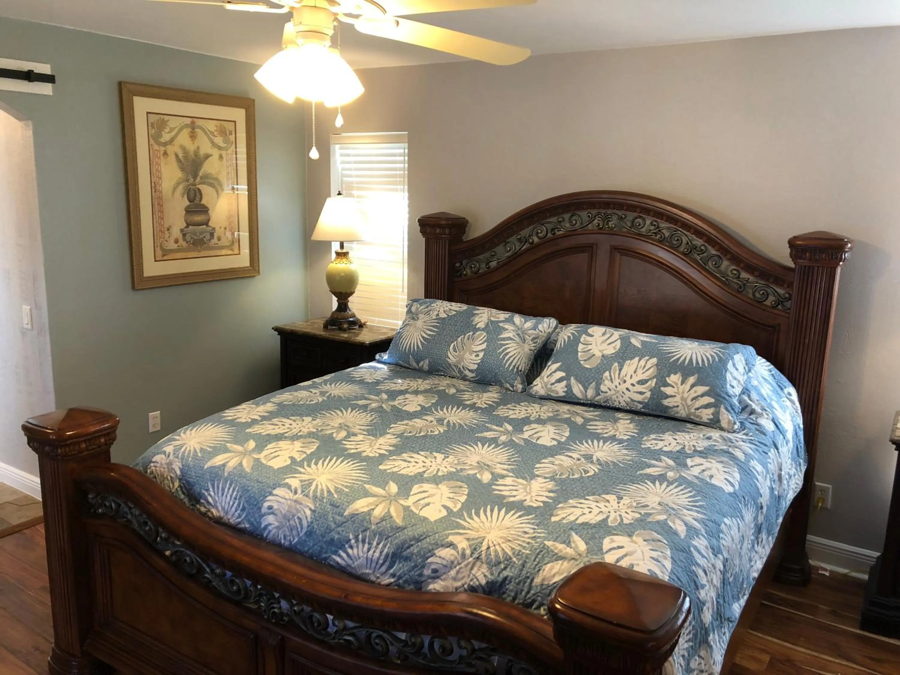 Bedroom, Bed in Tiki Paradise House & pool - 10 min to Beach!