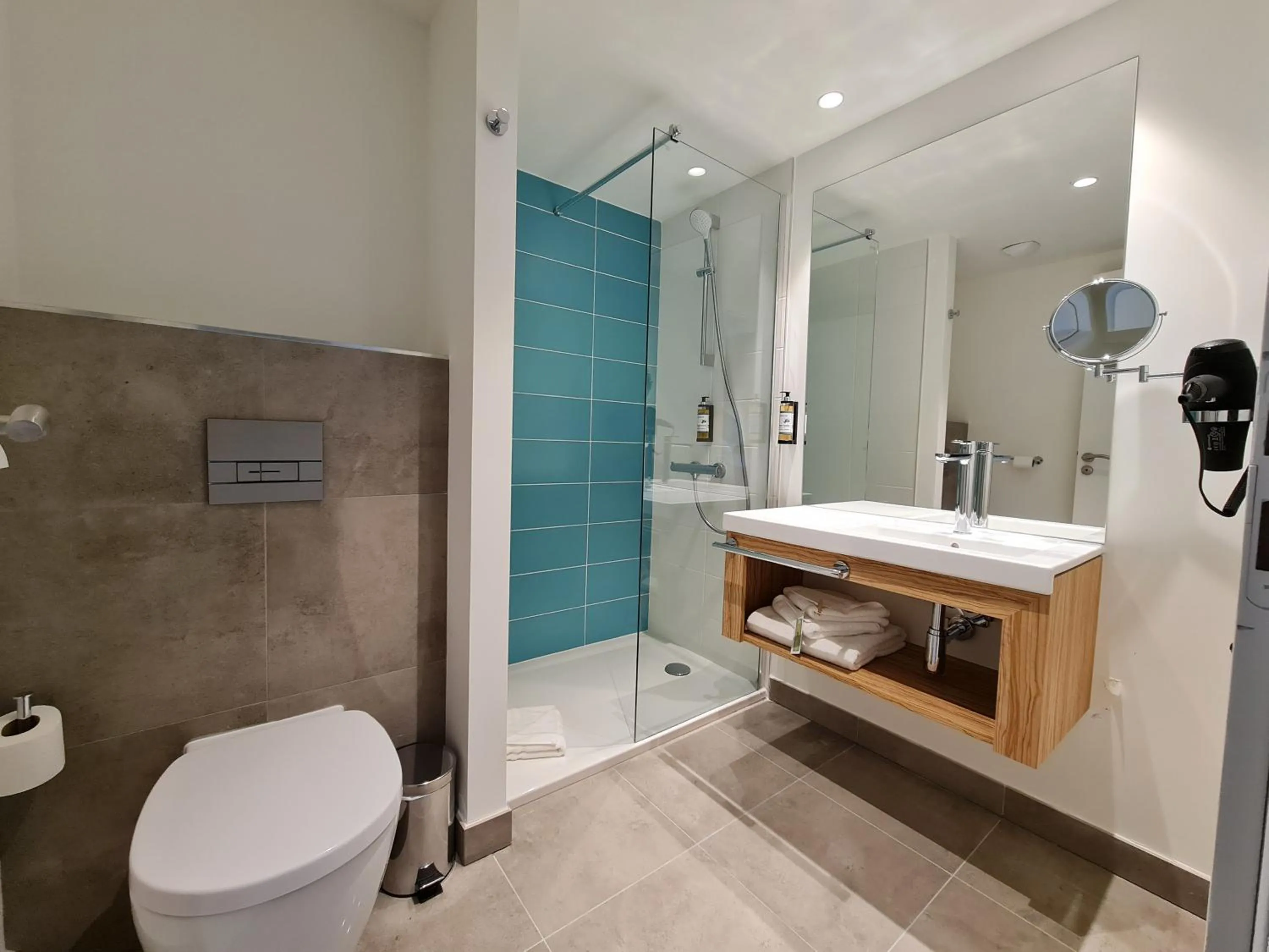 Shower in Akena Nantes Rezé Aéroport