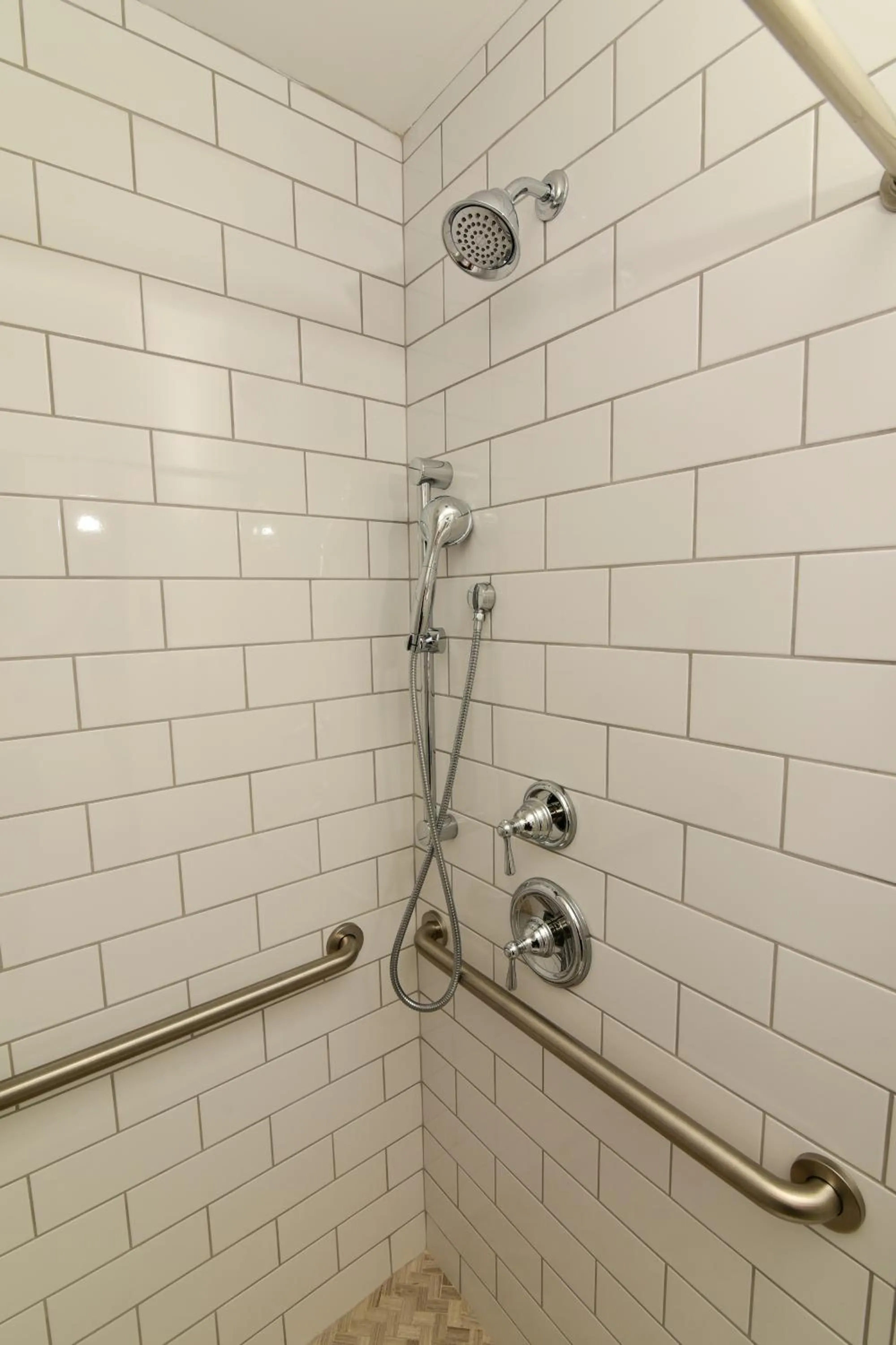 Shower in 607 Bay Inn Downtown Beaufort