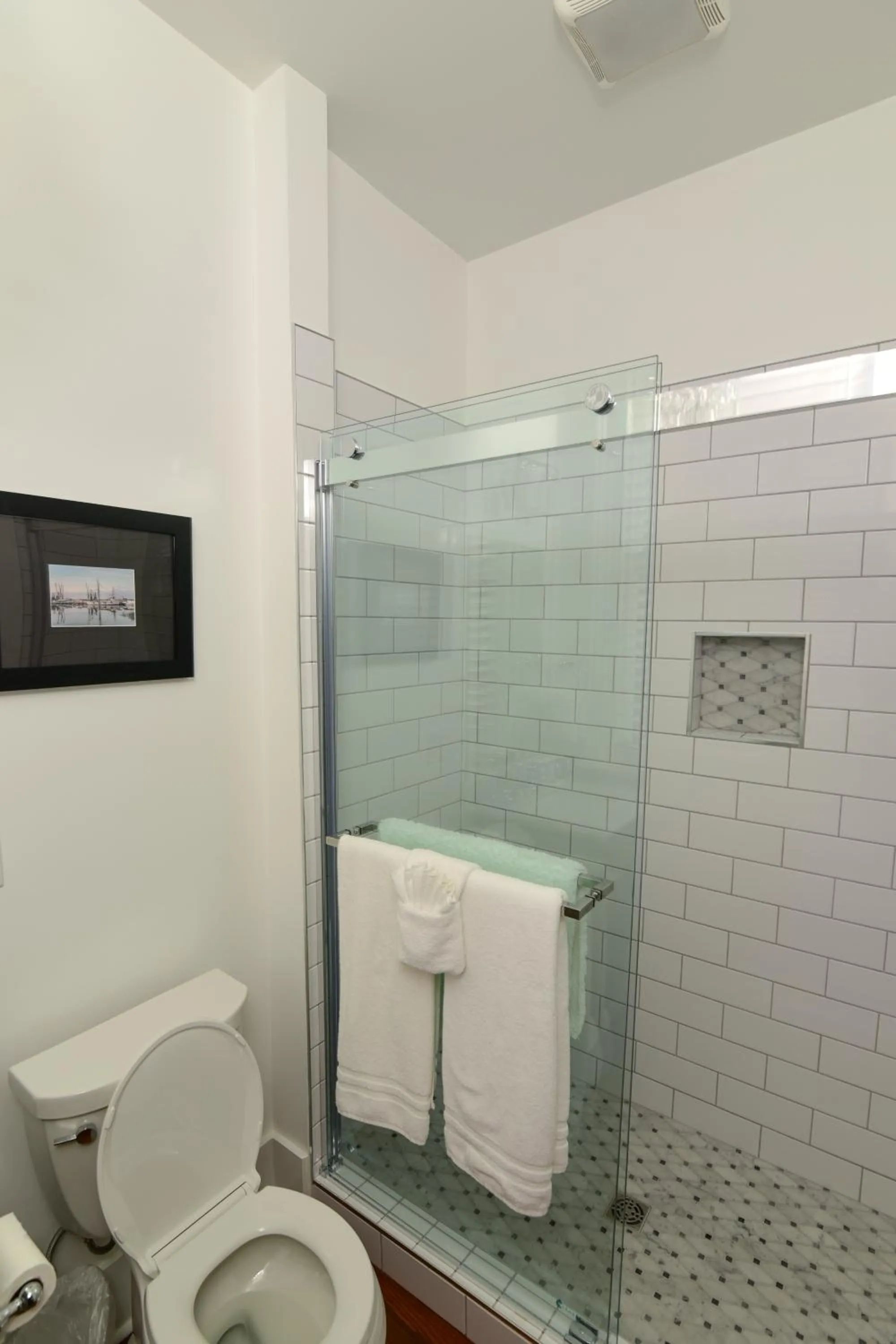 Shower in 607 Bay Inn Downtown Beaufort