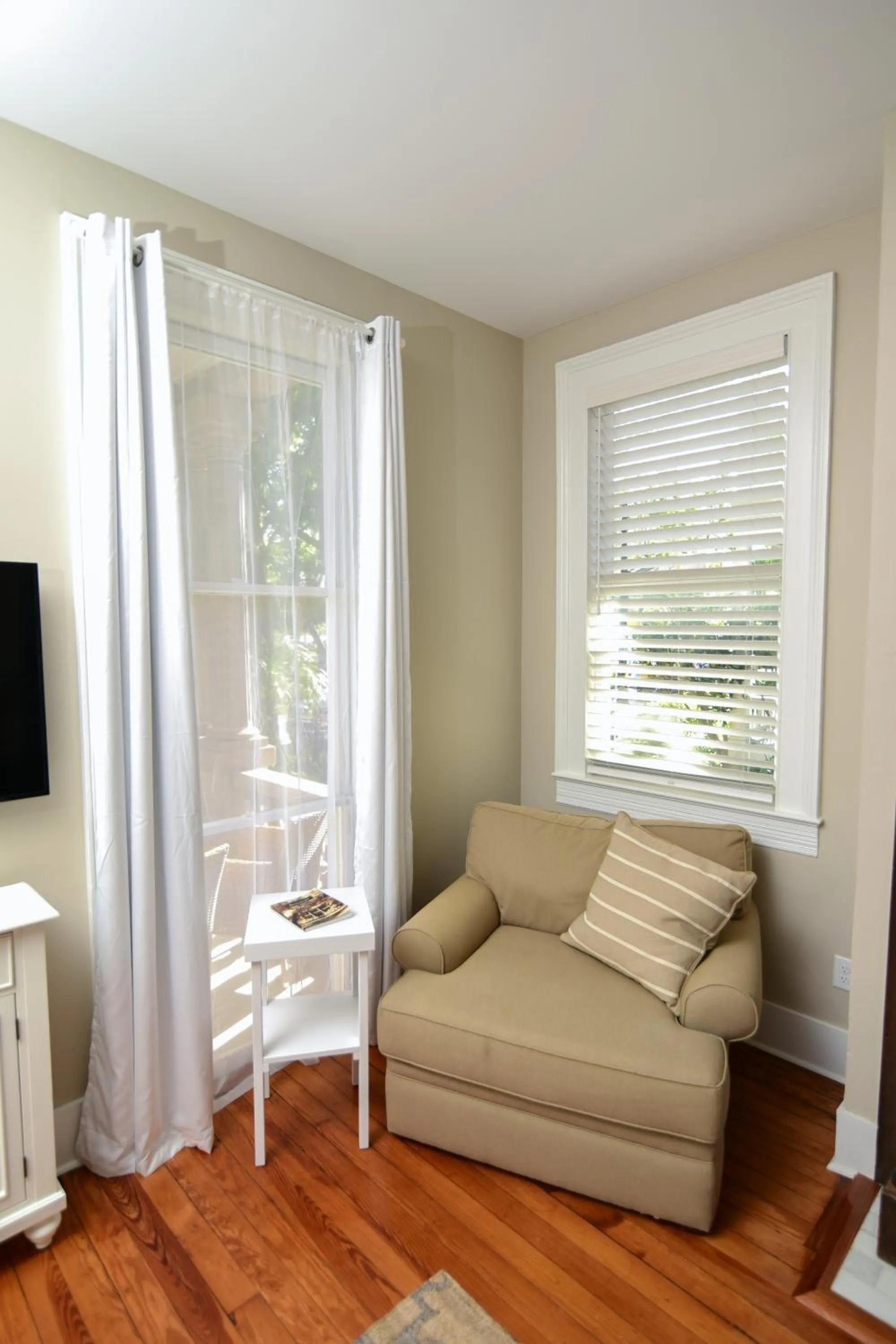 Seating area in 607 Bay Inn Downtown Beaufort