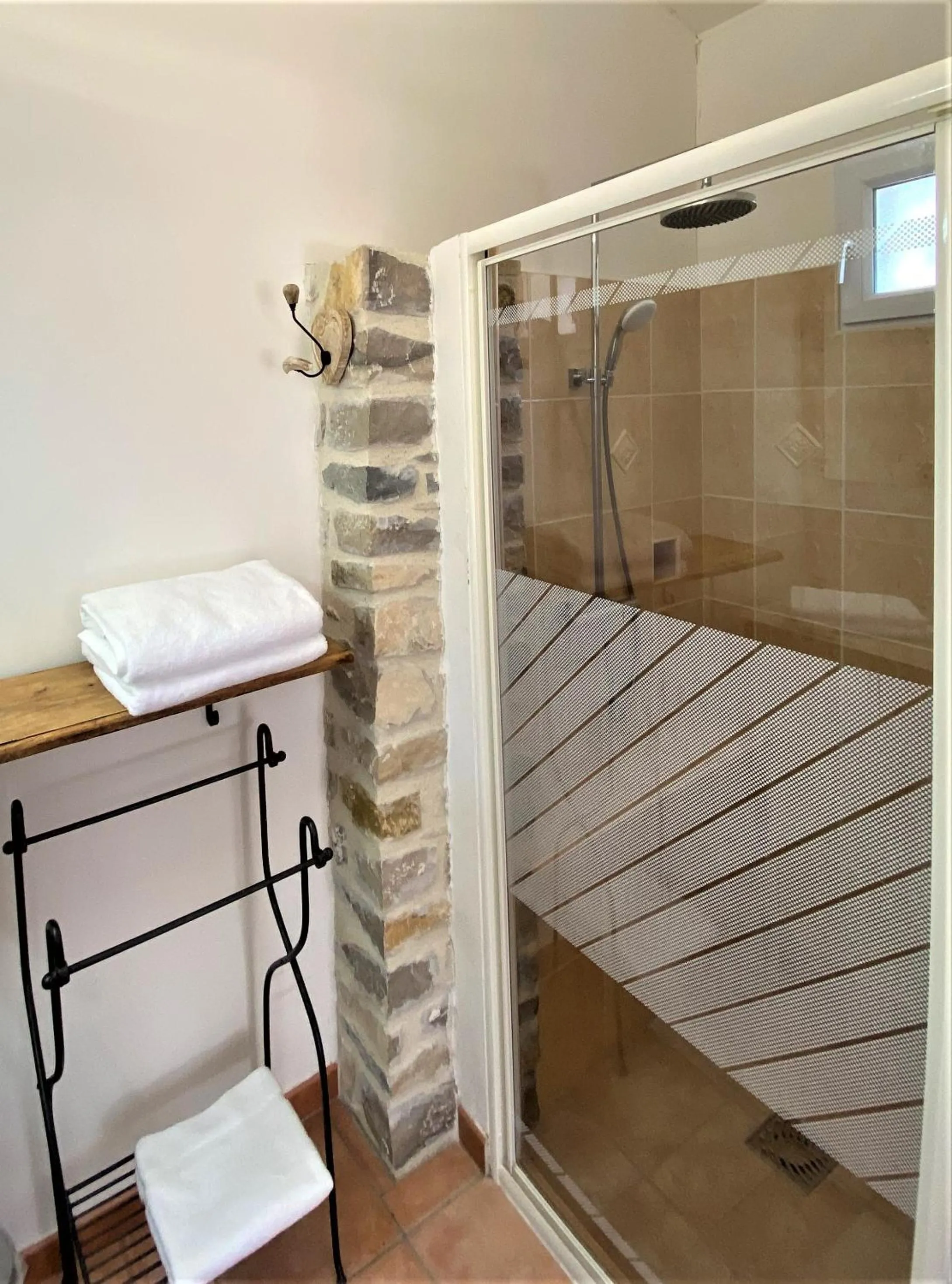 Bathroom in Le Mas Carré Séguret