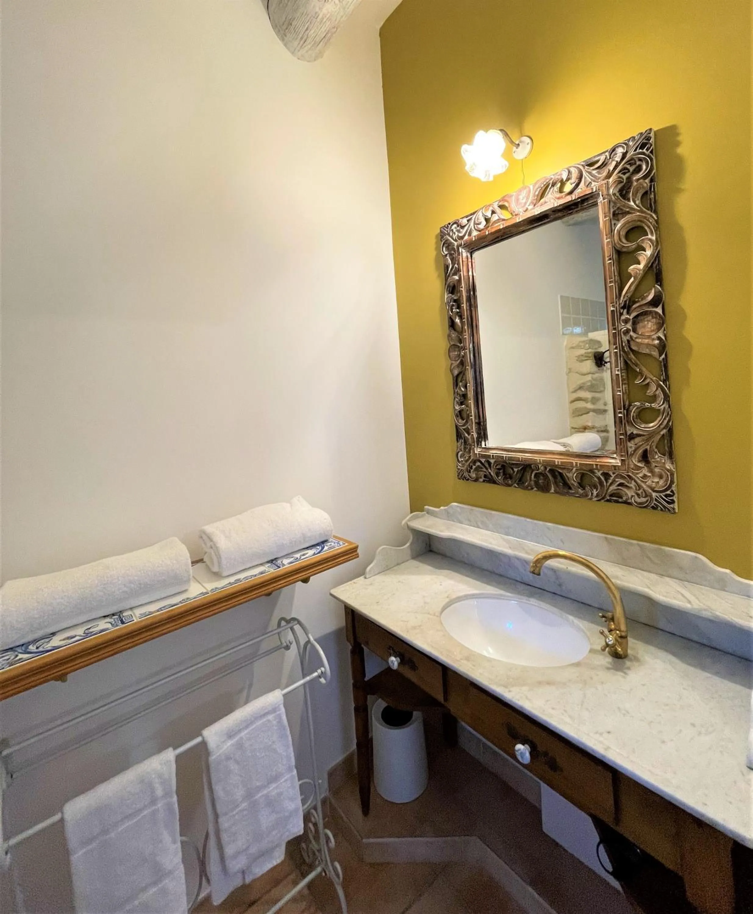 Bathroom in Le Mas Carré Séguret