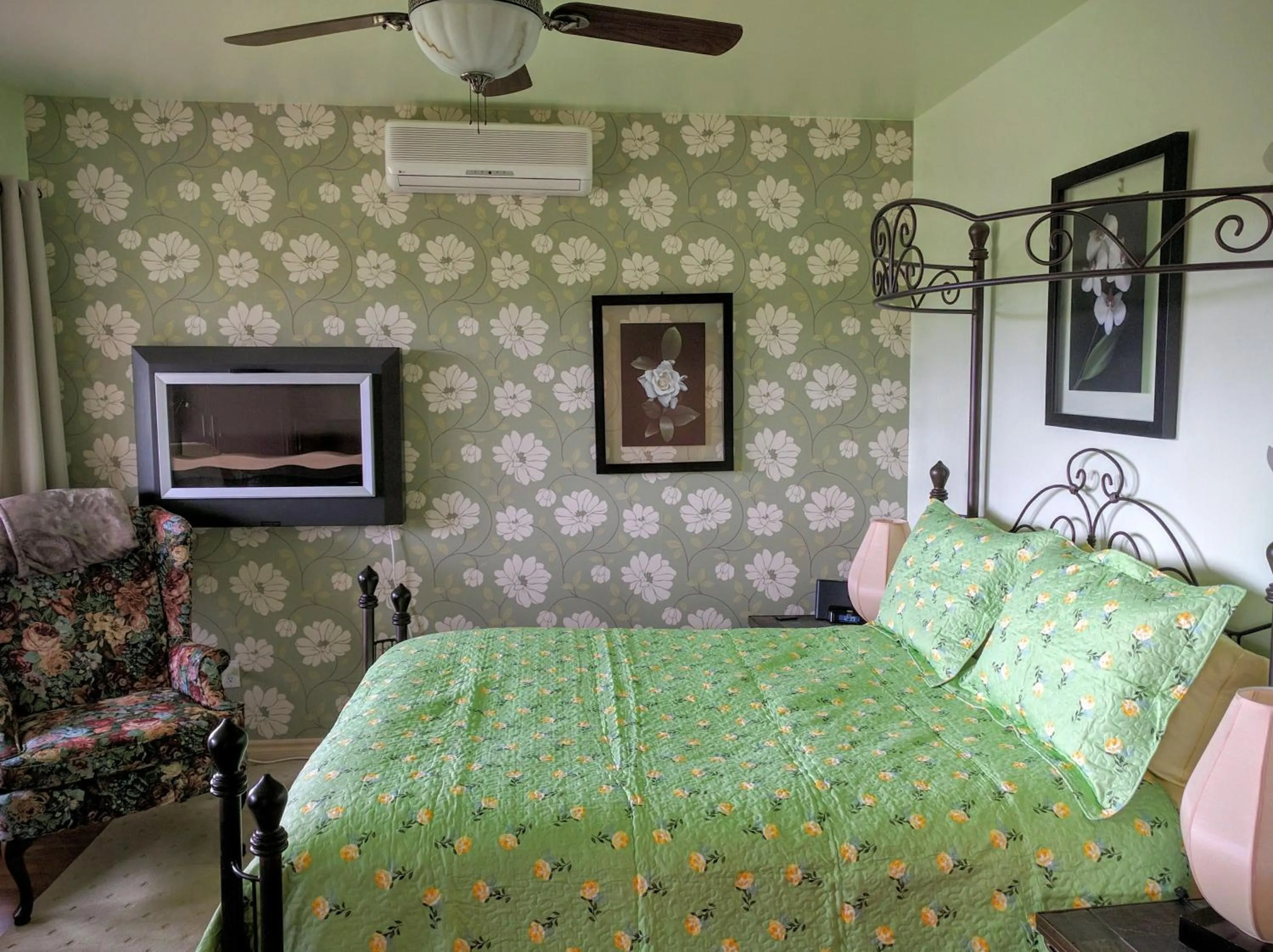 Photo of the whole room, Bed in Our Valley View Bed & Breakfast