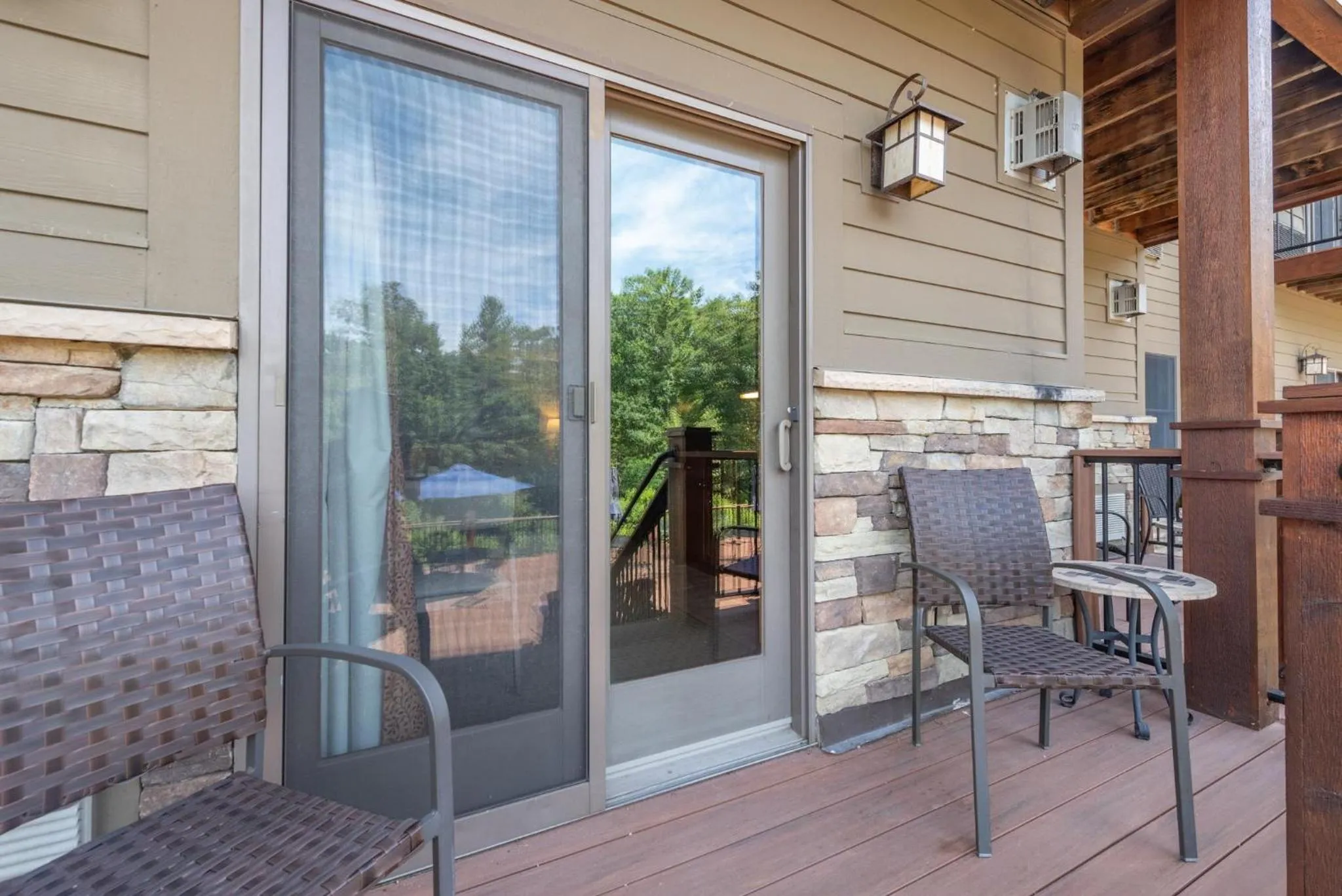 A119 Studio Lake View