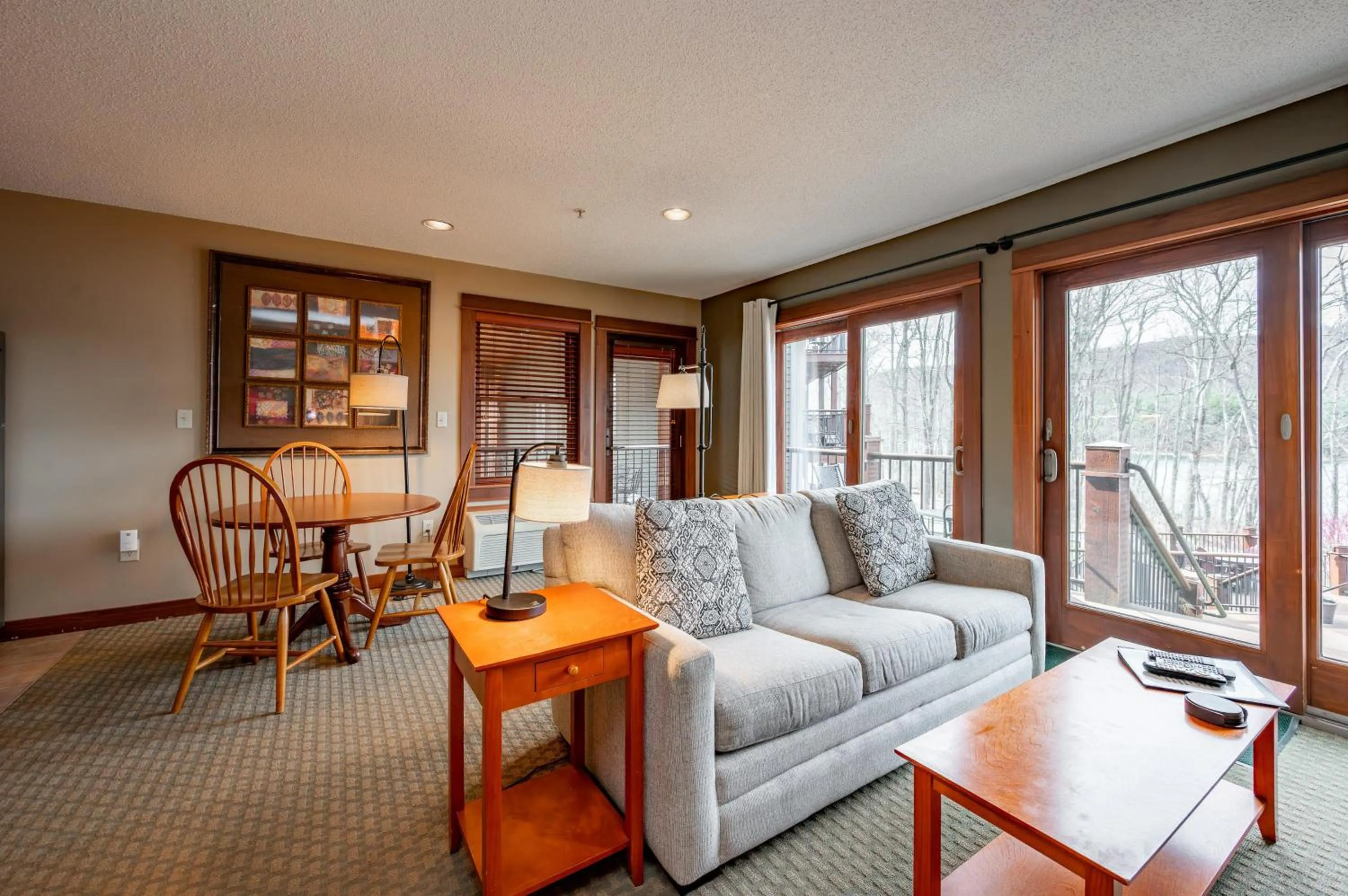 A125 Studio Lake View