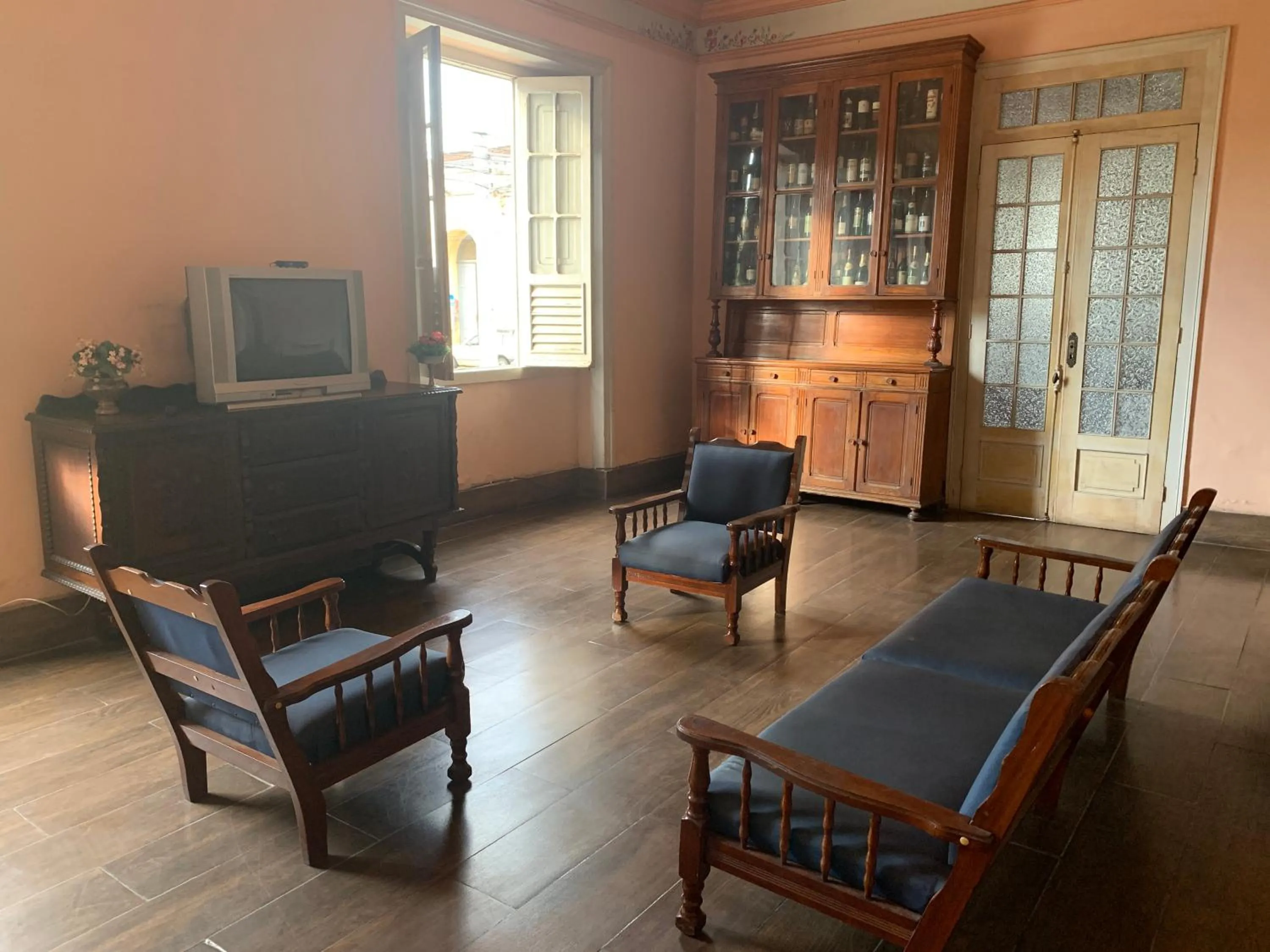 Communal lounge/ TV room in Hotel Valenciano