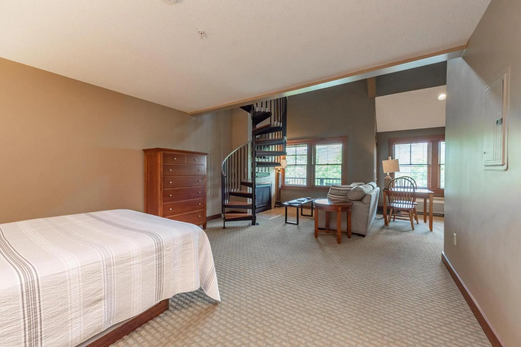 Bed in A305 Studio & Loft Lake View