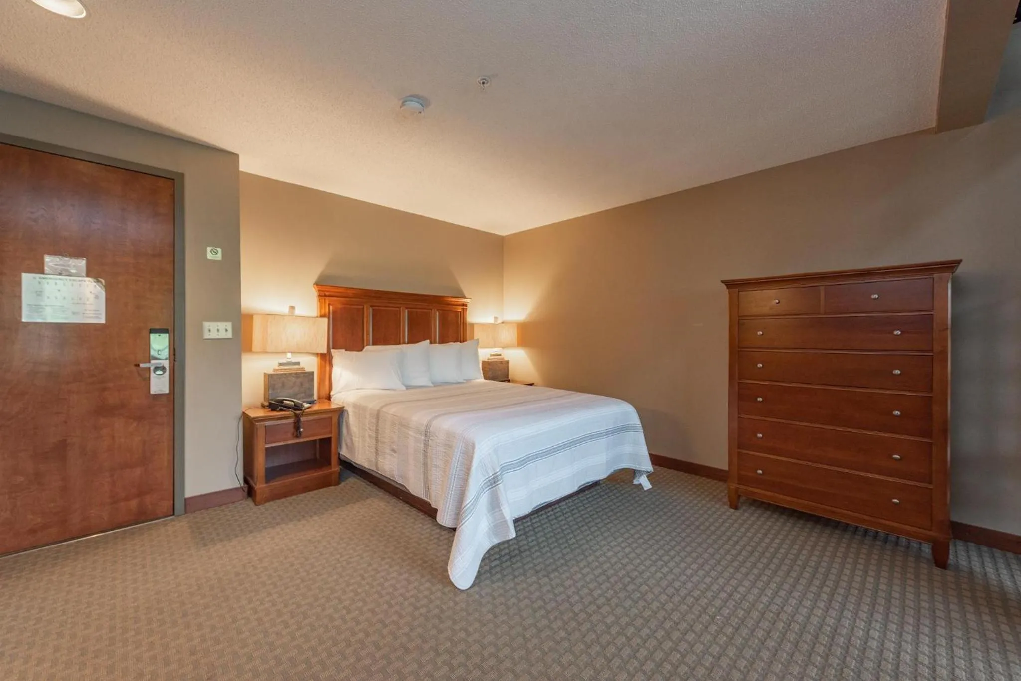 Bed in A305 Studio & Loft Lake View