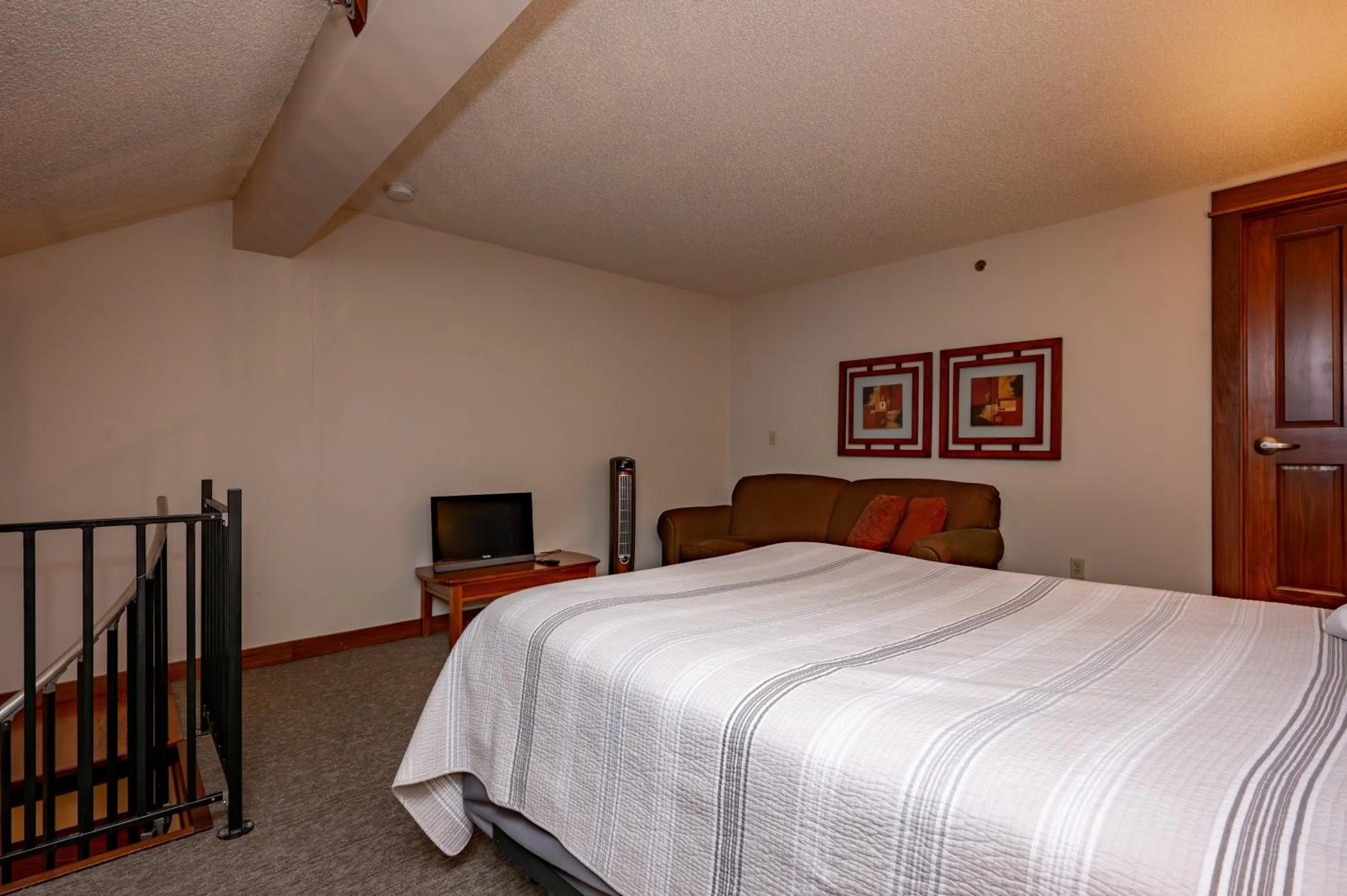 Bed in A309 Studio & Loft Lake View