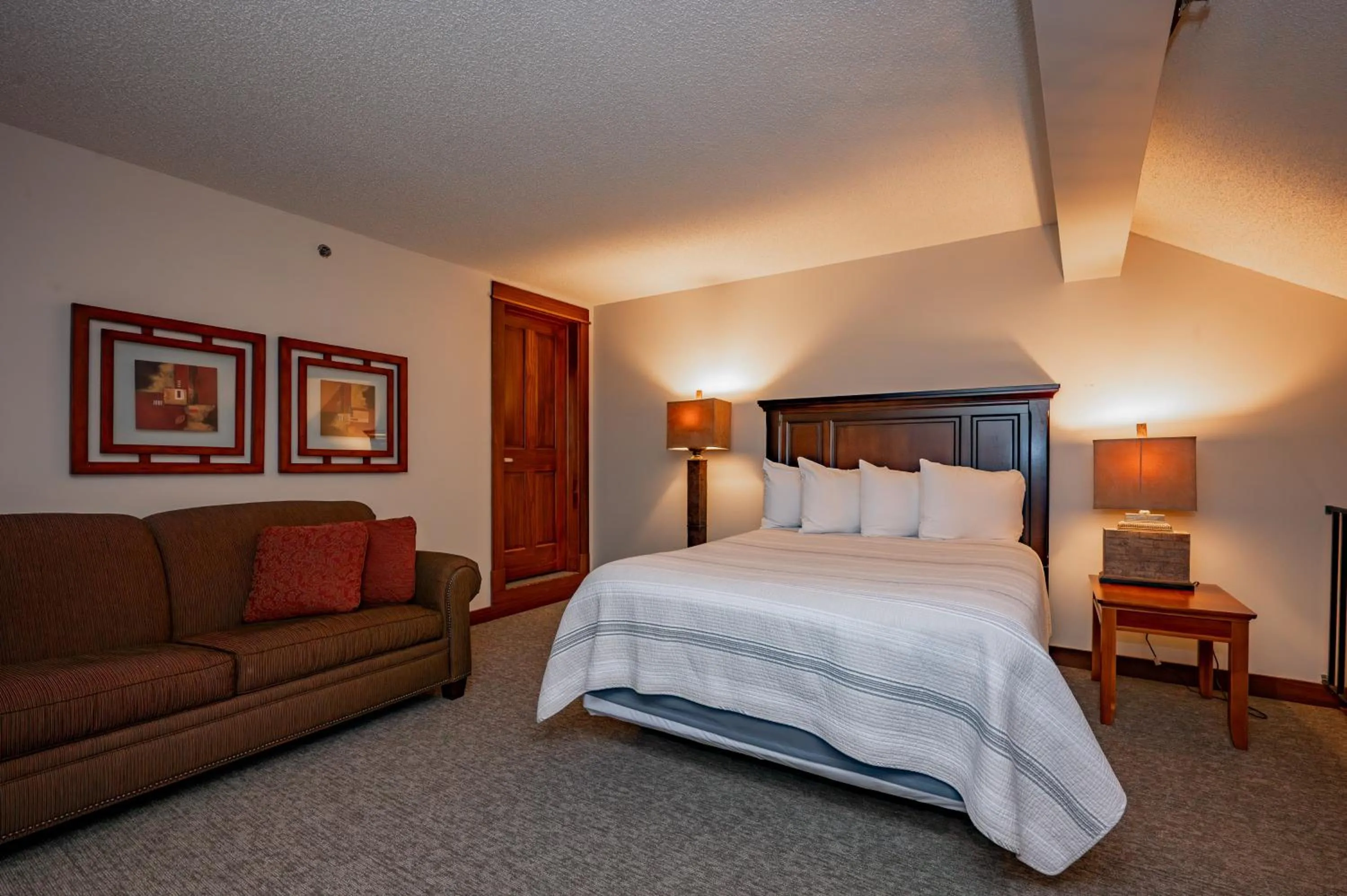 Bed in A309 Studio & Loft Lake View