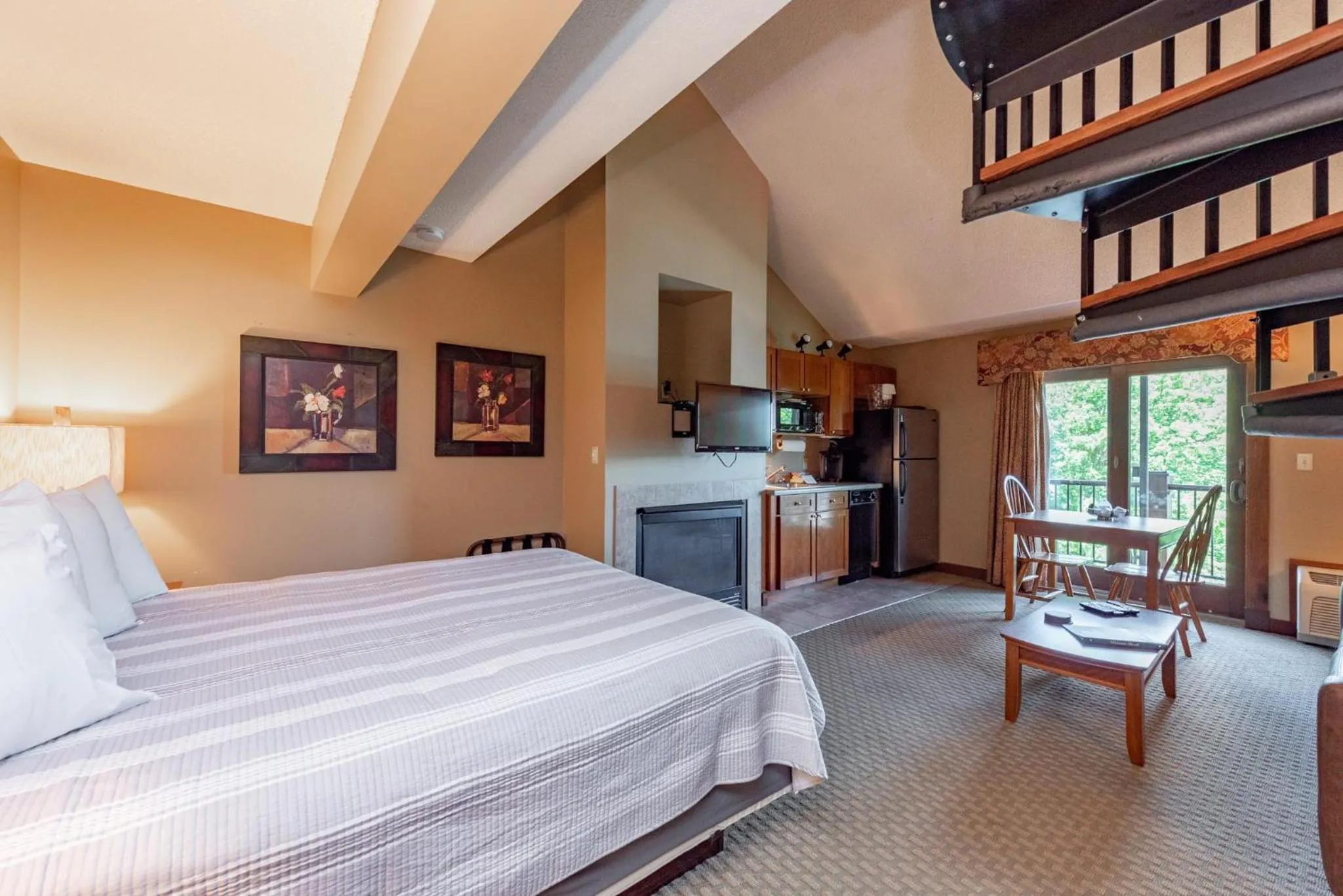 Bed in A313 Studio & Loft Lake View