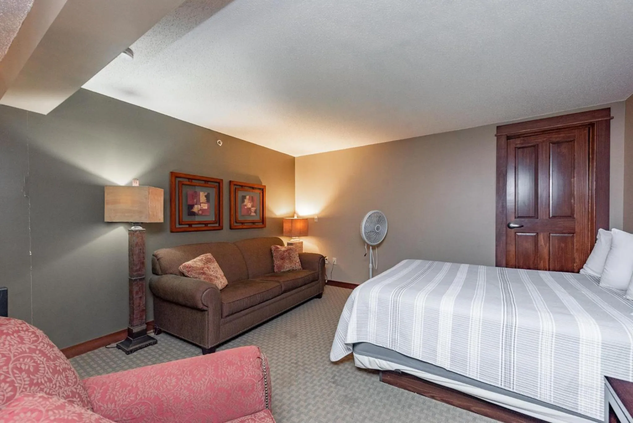 Bed in A313 Studio & Loft Lake View