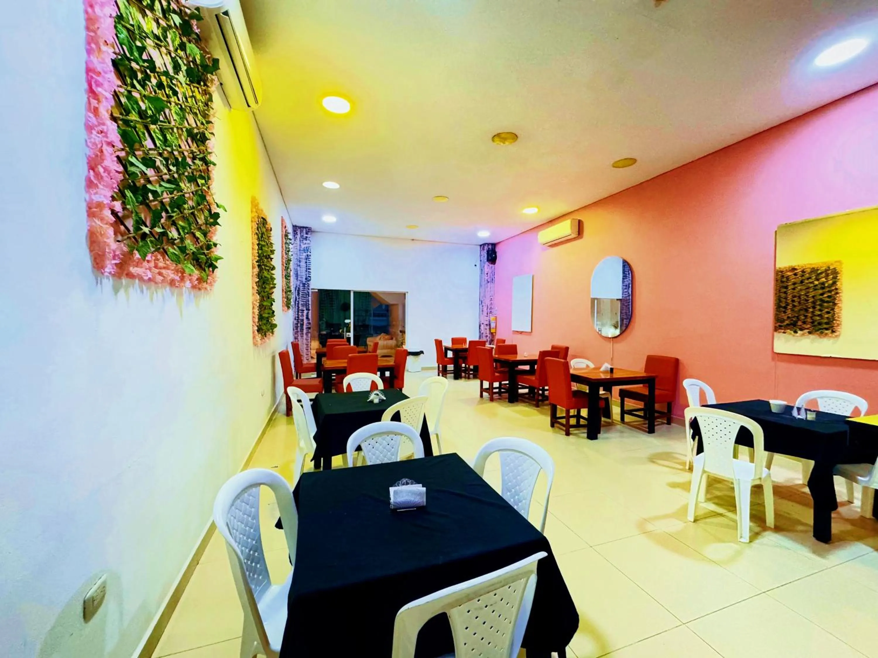 Restaurant/places to eat in Playa Norte Hotel