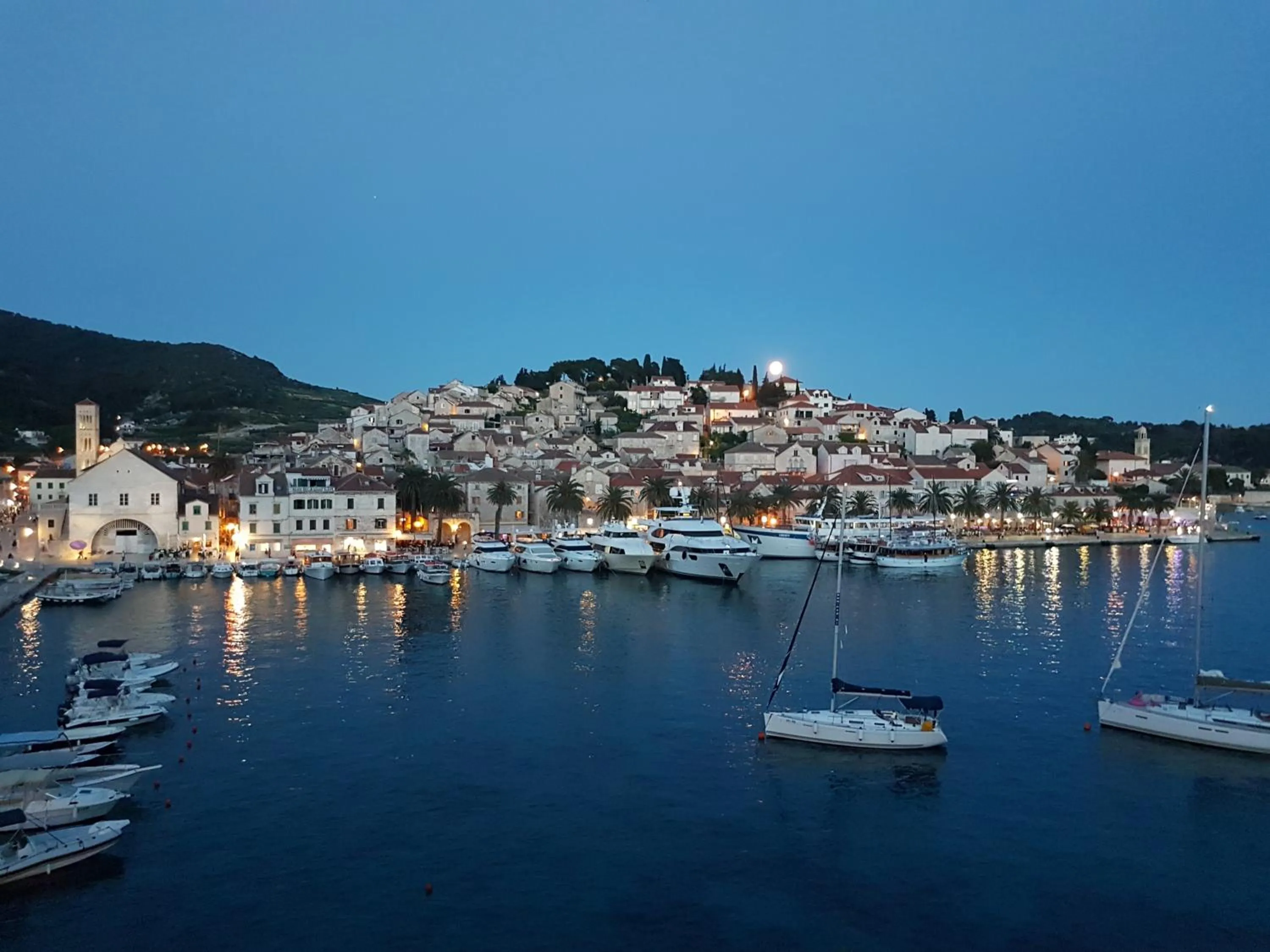 Restaurant/places to eat in Apartments Villa Sonia & Teo Hvar