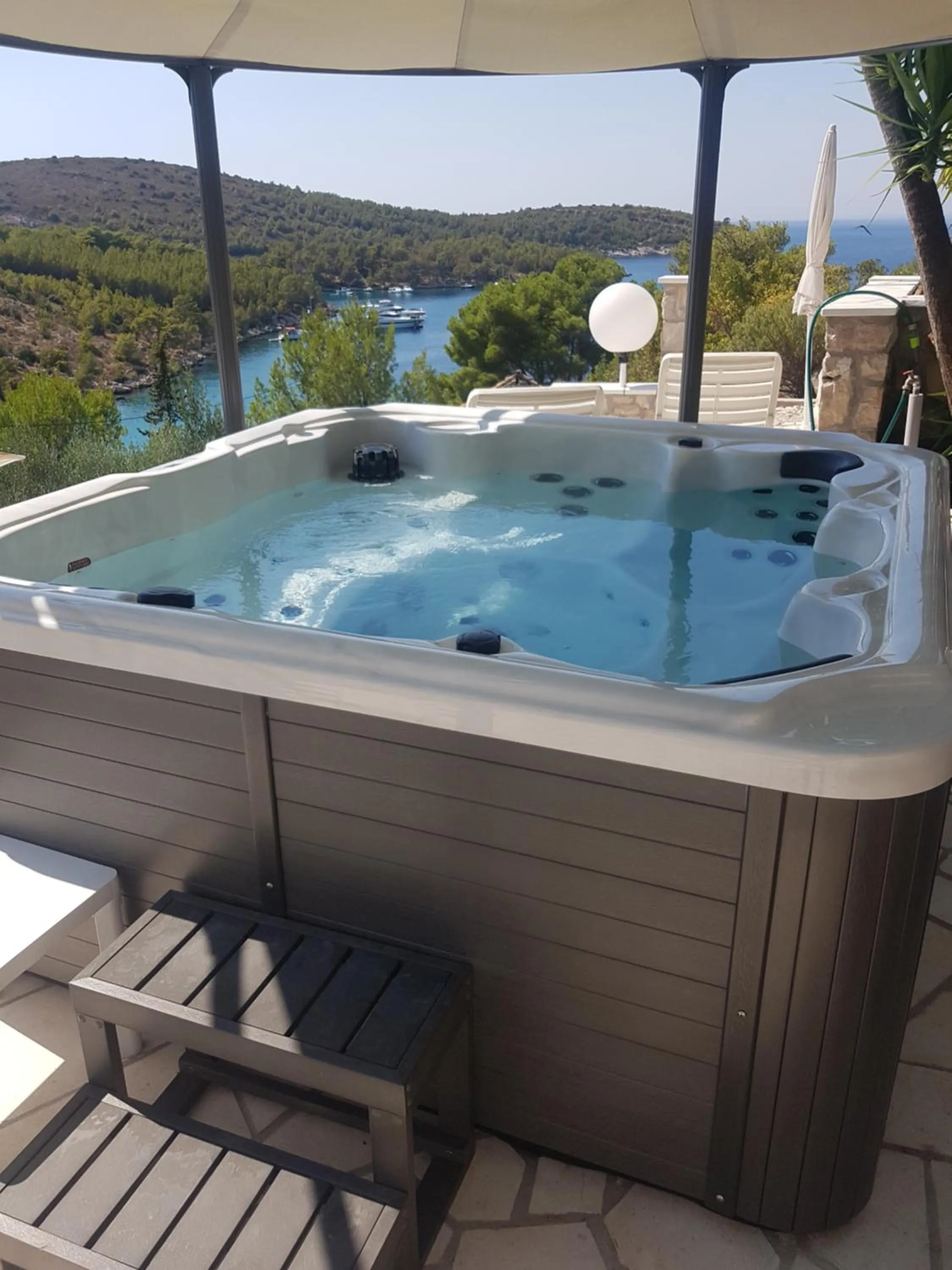 Hot Tub in Apartments Villa Sonia & Teo Hvar