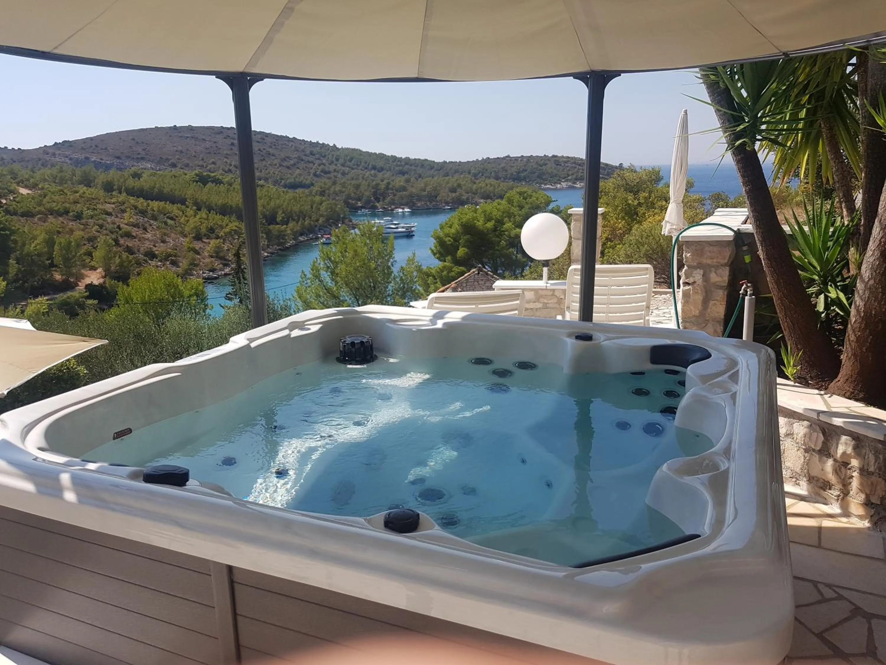 Hot Tub in Apartments Villa Sonia & Teo Hvar