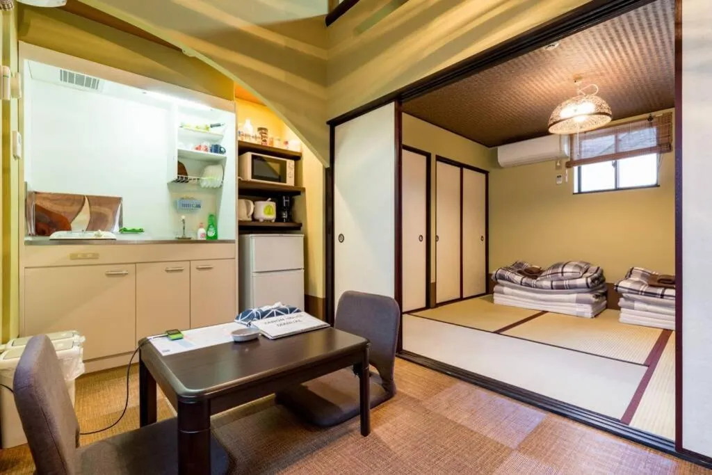 Living room, Bed in 三十三間堂近くのカノンハウス Kanon House