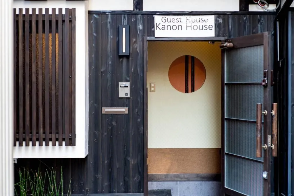 Facade/entrance in 三十三間堂近くのカノンハウス Kanon House