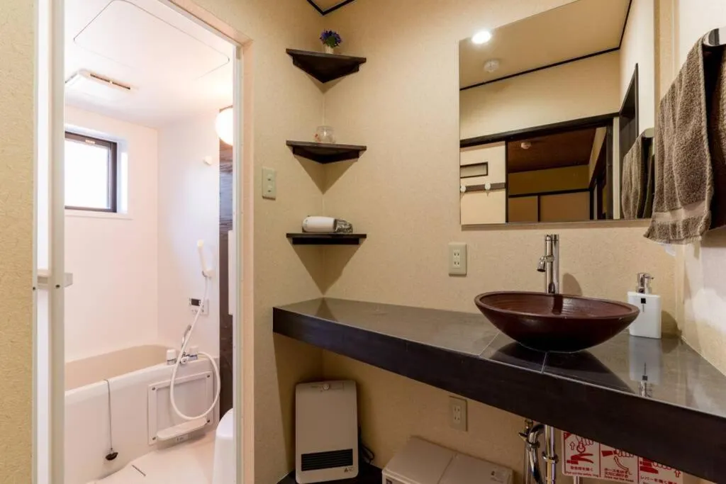 Bathroom in 三十三間堂近くのカノンハウス Kanon House