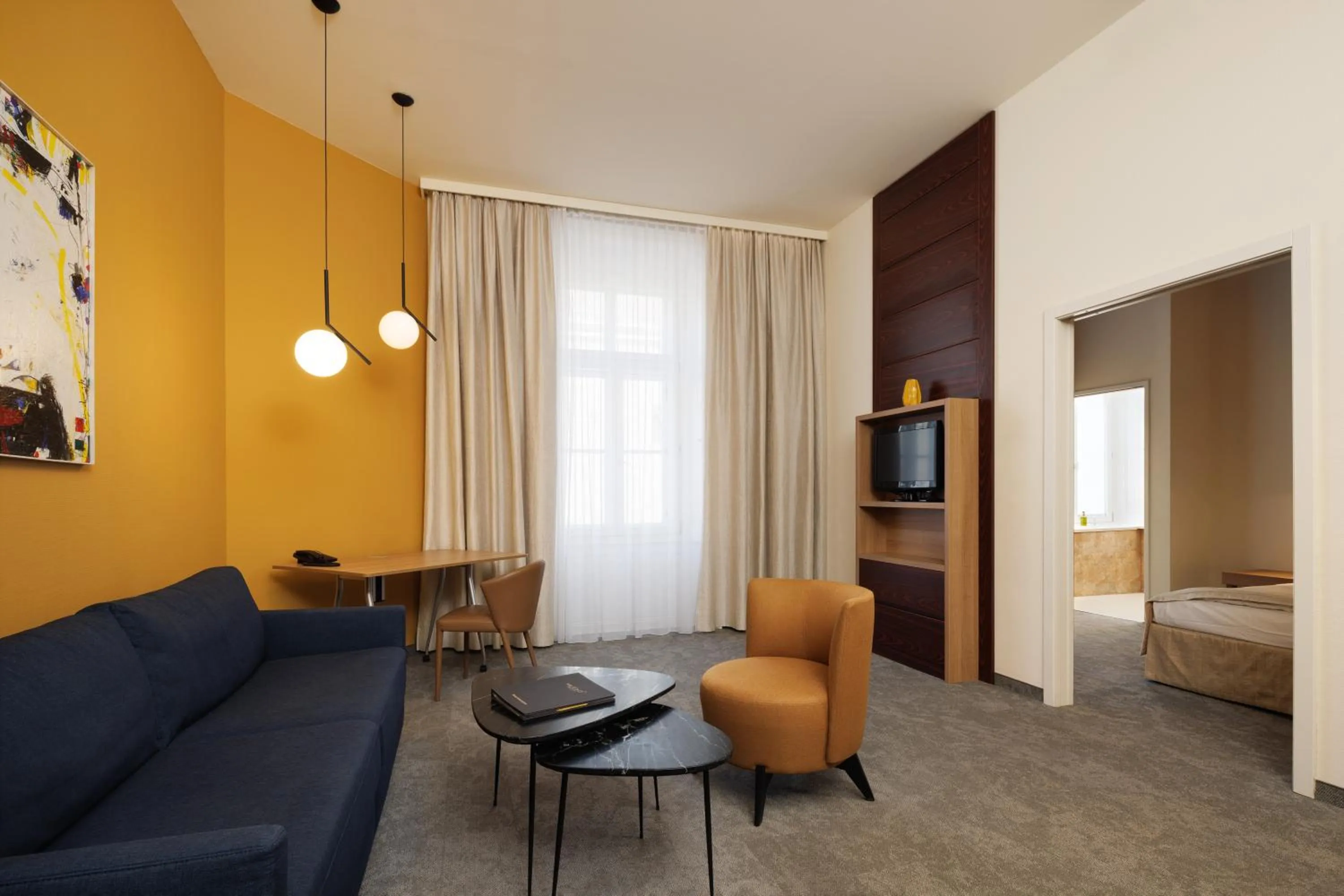 Living room, Bed in HiLight Suites Hotel