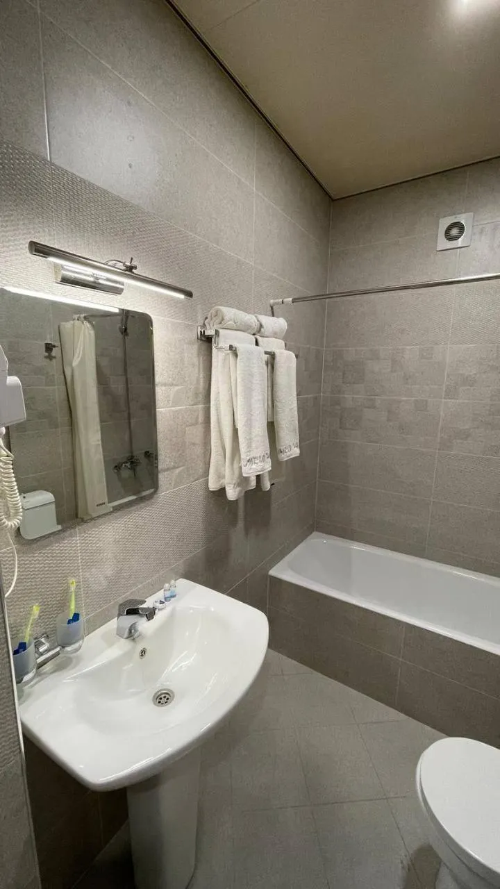 Shower in IZUMRUD PALACE