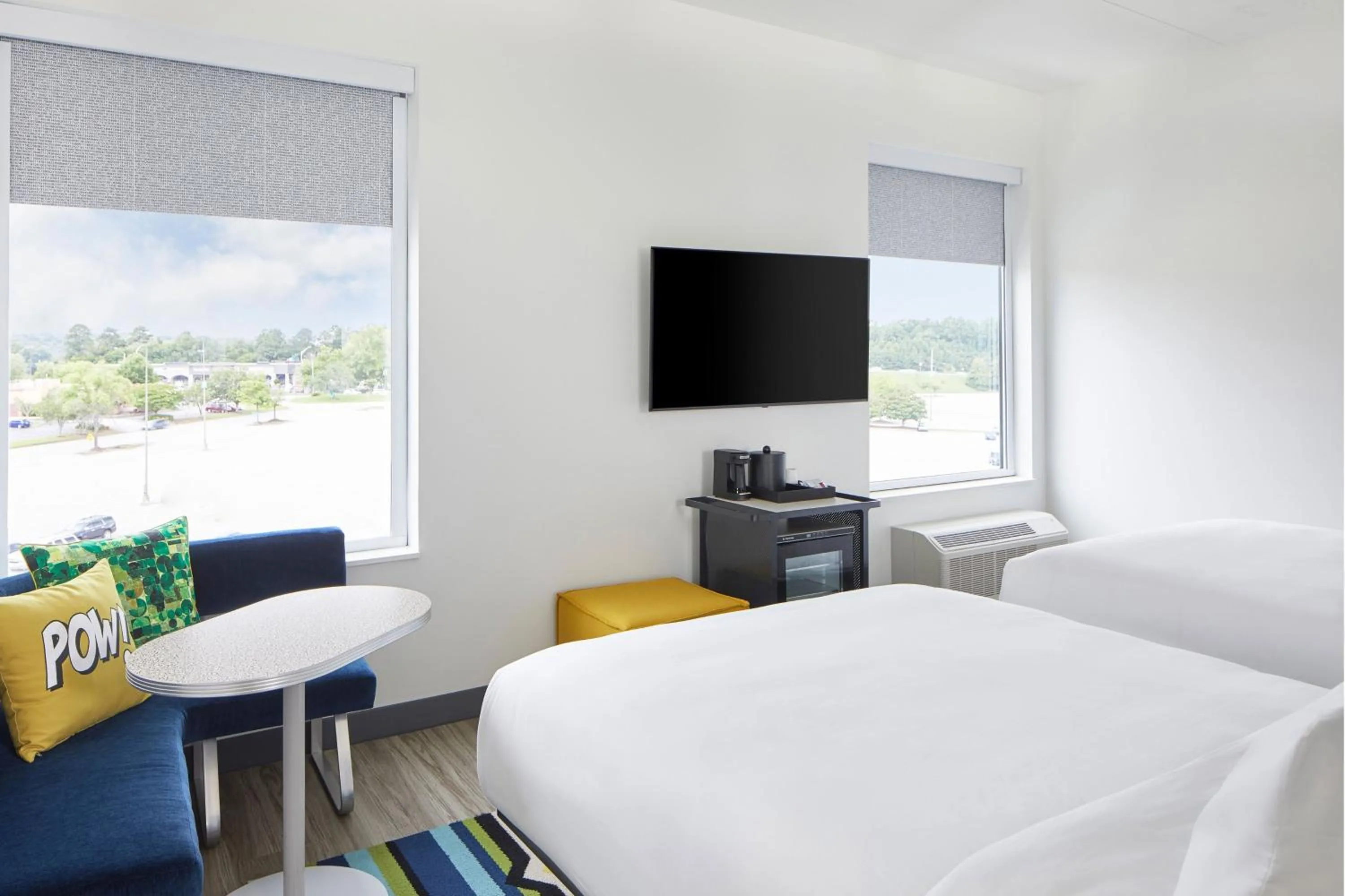 Photo of the whole room, Bed in Aloft Chattanooga Hamilton Place