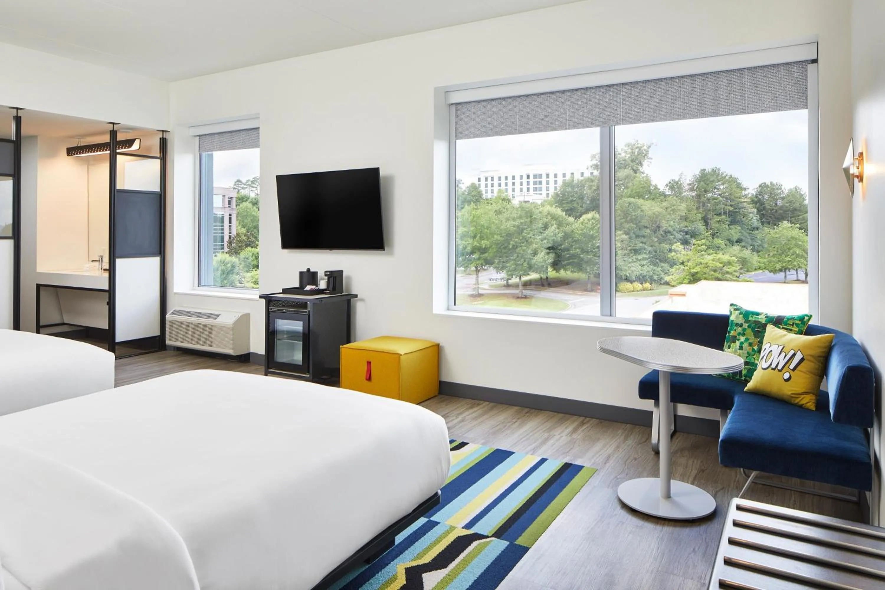 Photo of the whole room, Bed in Aloft Chattanooga Hamilton Place