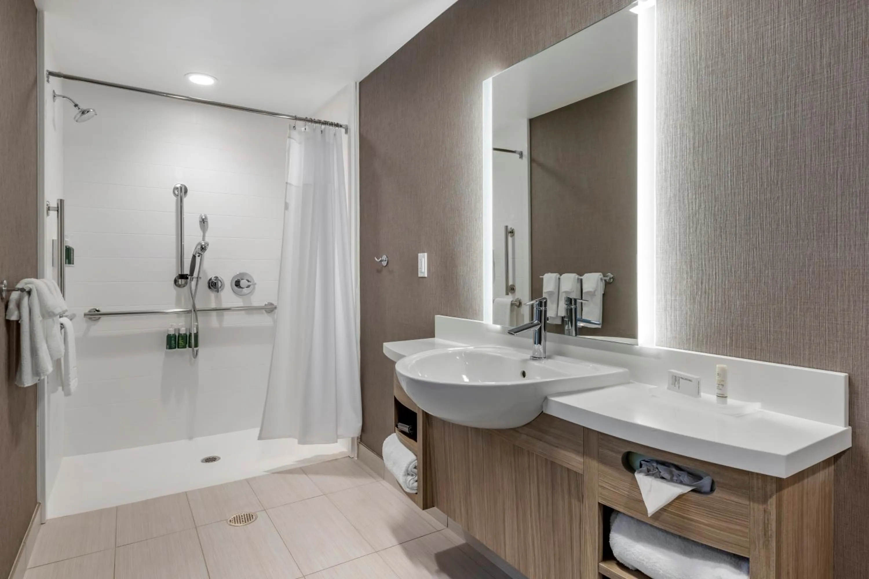 Bathroom in SpringHill Suites by Marriott Anaheim Placentia Fullerton