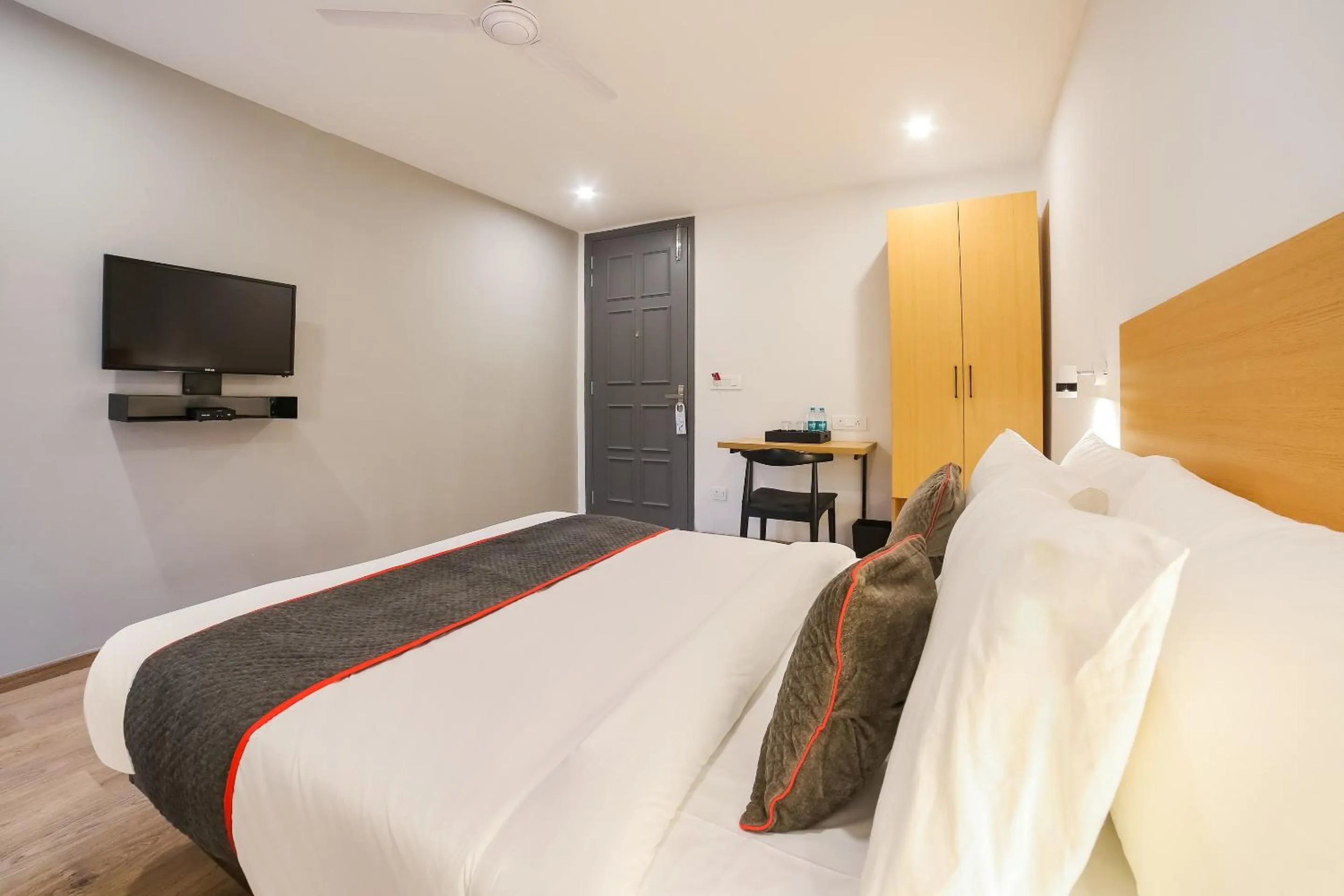 Bedroom, Bed in Super Townhouse Near Appu Ghar