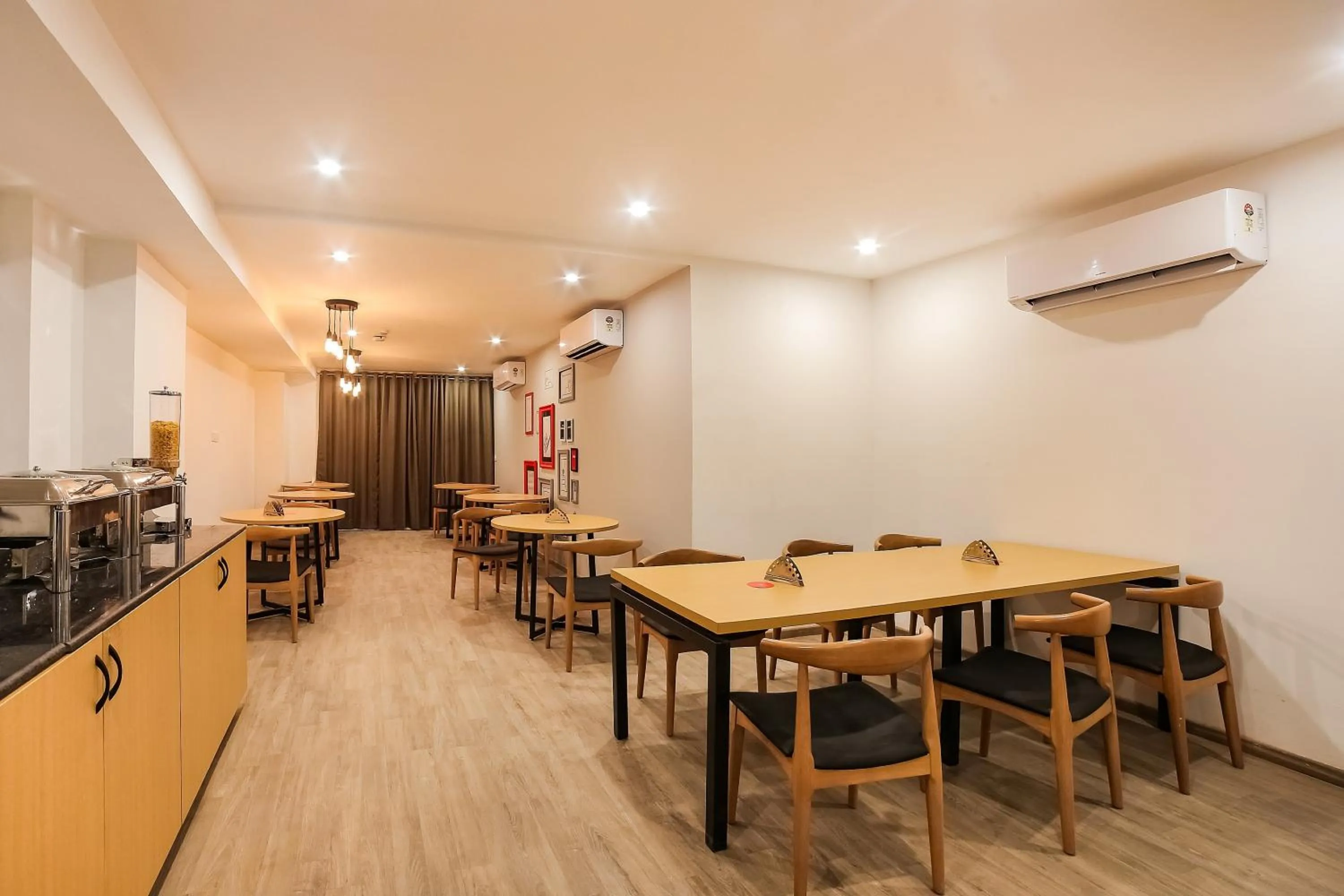 Restaurant/places to eat in Super Townhouse Near Appu Ghar