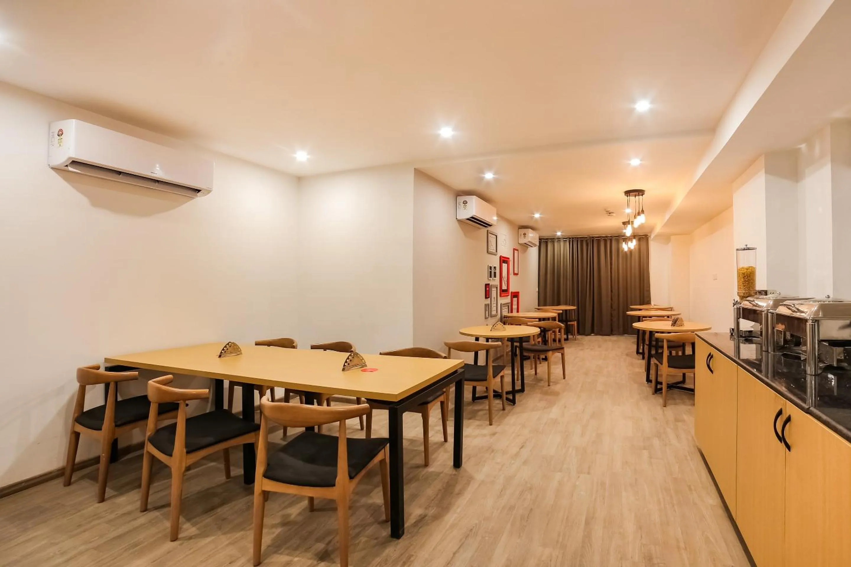 Restaurant/places to eat in Super Townhouse Near Appu Ghar