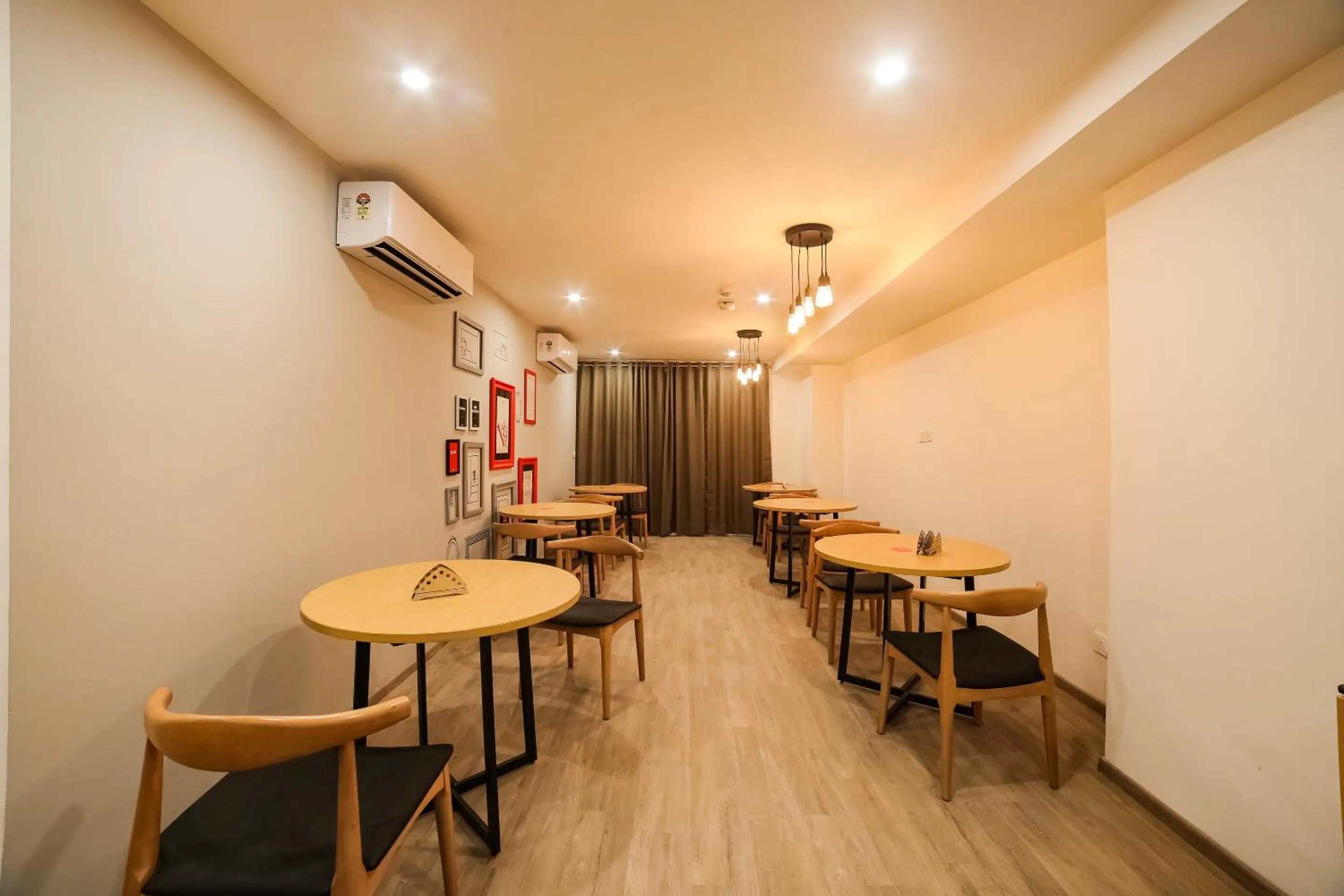 Restaurant/places to eat in Super Townhouse Near Appu Ghar