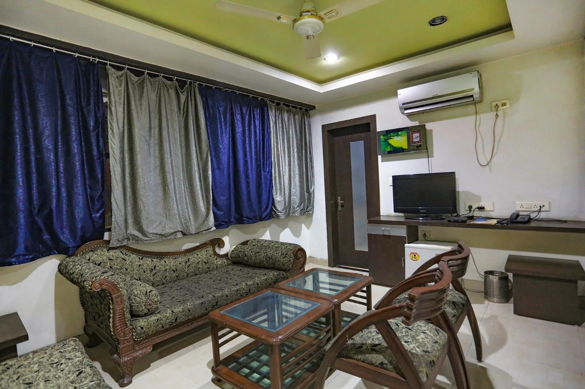 Seating area in FabHotel Midland