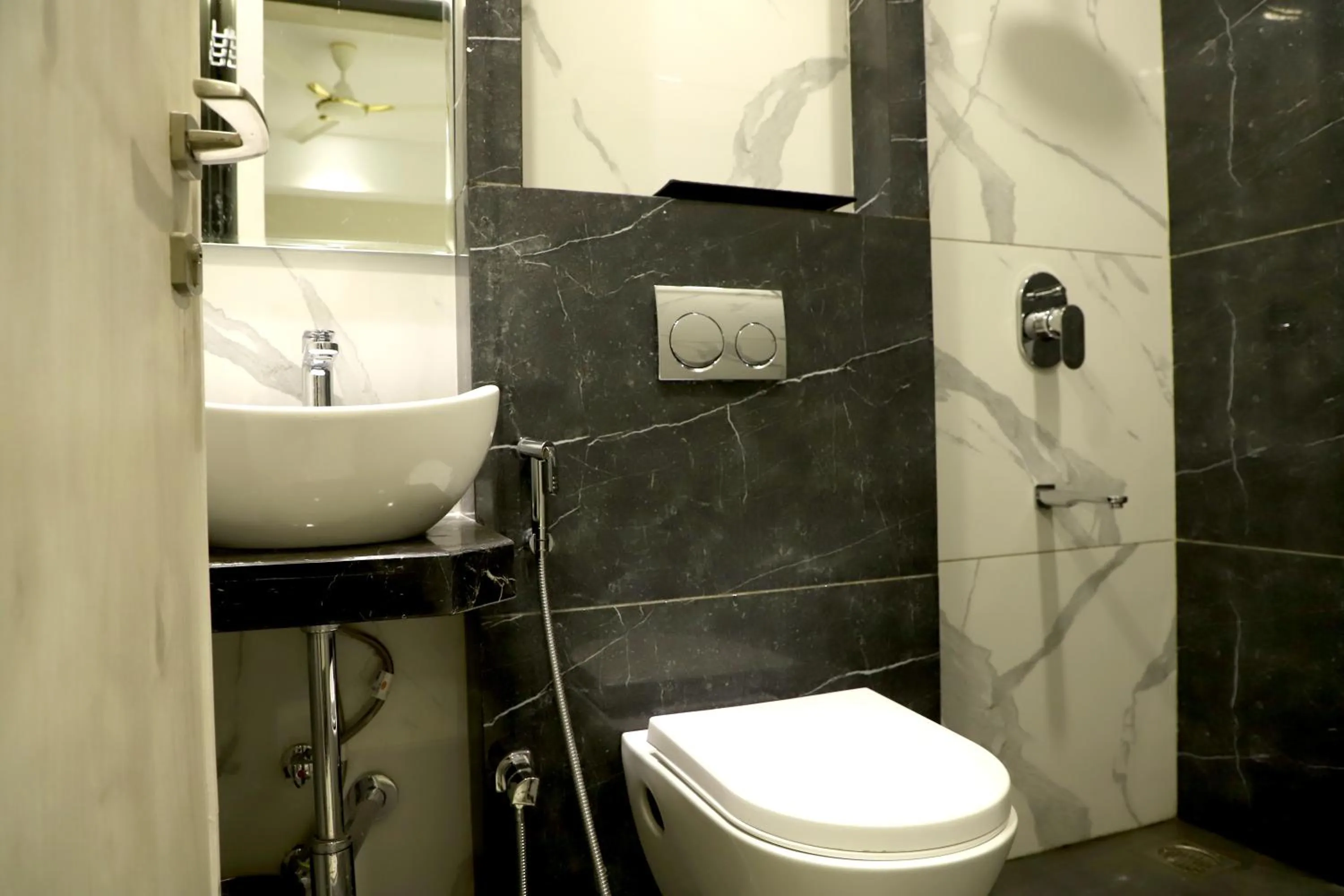 Bathroom in Hotel Grand Girdhar