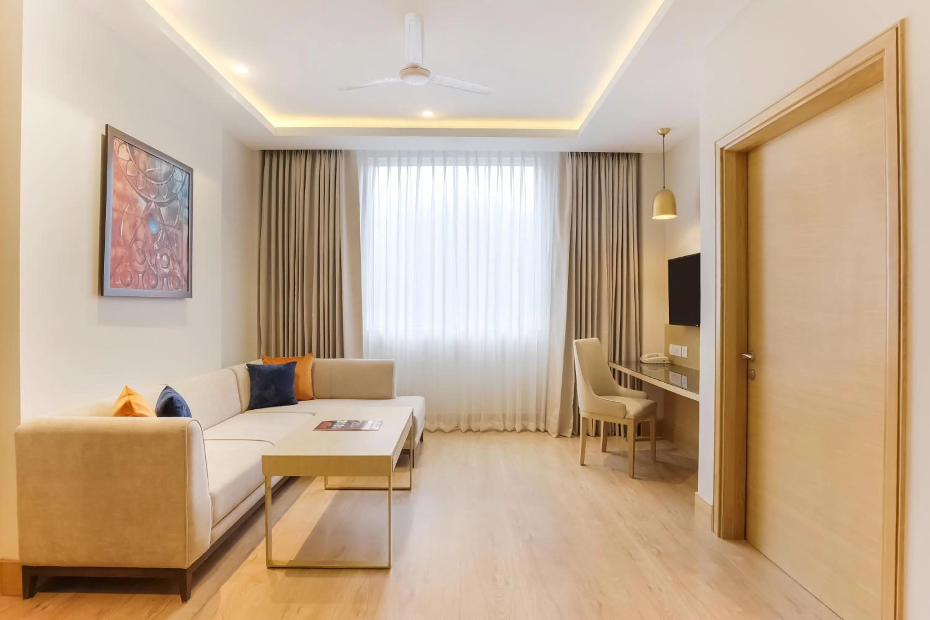 Living room, Bed in Lemon Tree Hotel, Aligarh