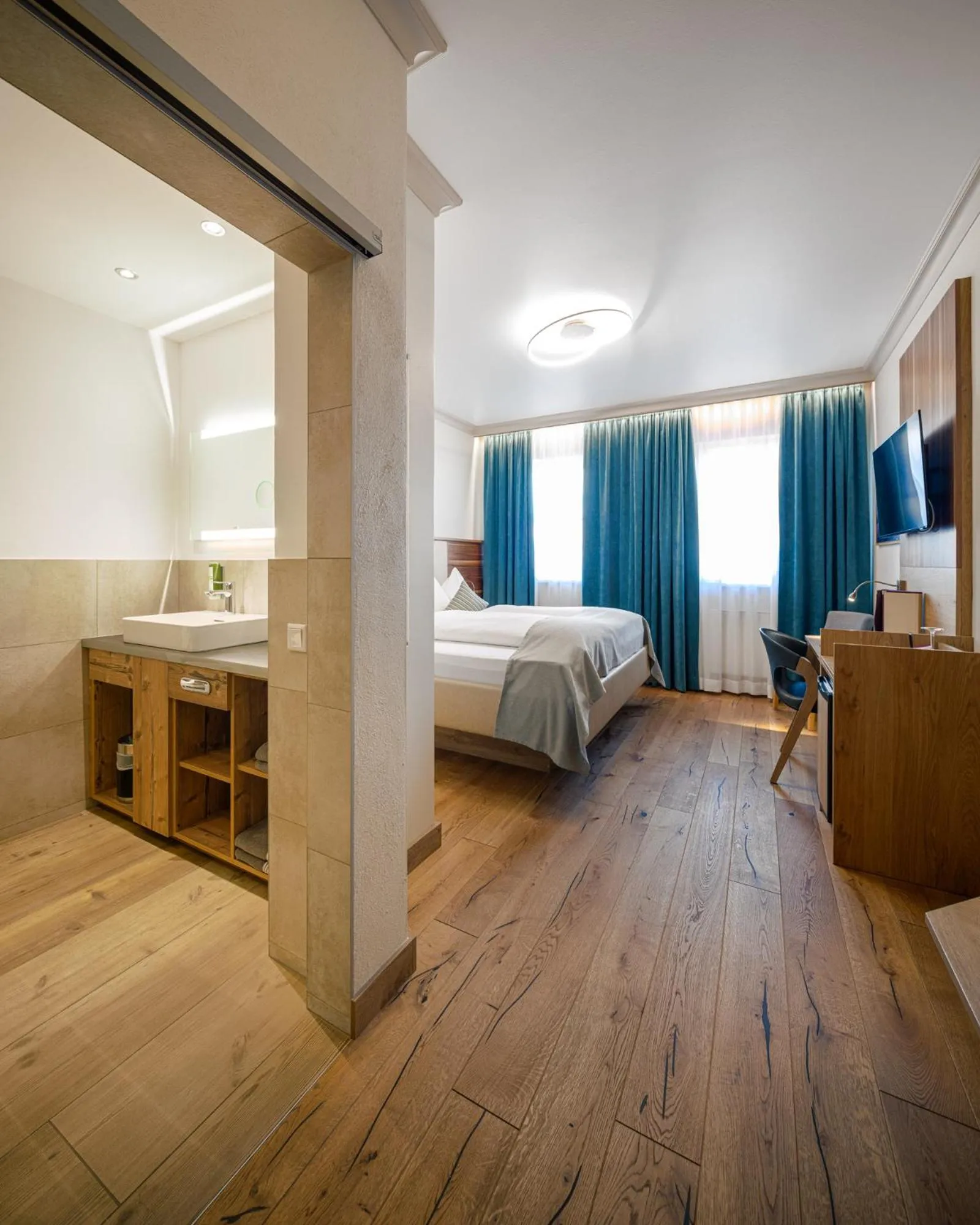 Photo of the whole room, Bed in Design Hotel Frauenschuh